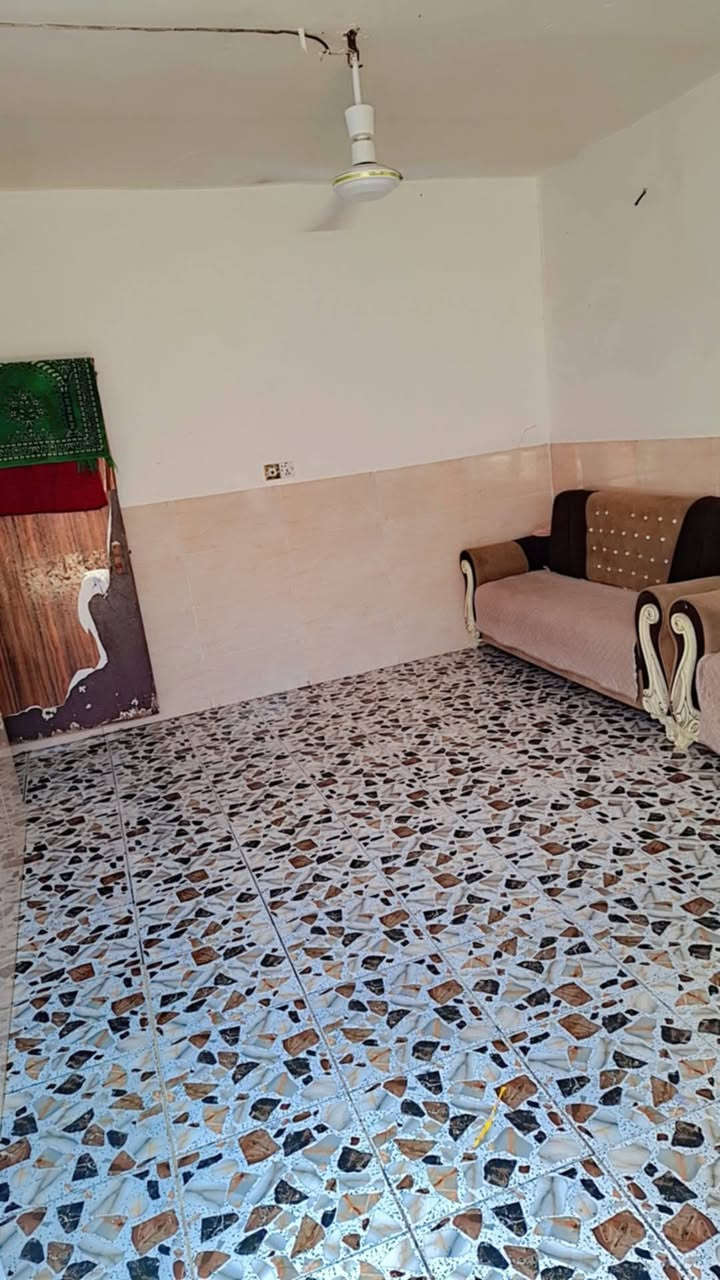 السلام عليكم.  دار للبيع . طابو ملك صرف. المساحه80متر. بيت طابقين. يحتوي على3غرف نوم. واستقبال. وصاله. الخدمات:  كهرباء متنقطع 24ساعه.  مي جاري وتبليط الشوارع وسوق قريب يبعد5د. والدار قريب جدآ علشارع. ملاحظة السعر جداً مناسب للاستفسار . واتساب*********** العنوان  السياحي حي العسكري قرب مقبرة المسيح
@الجميع
