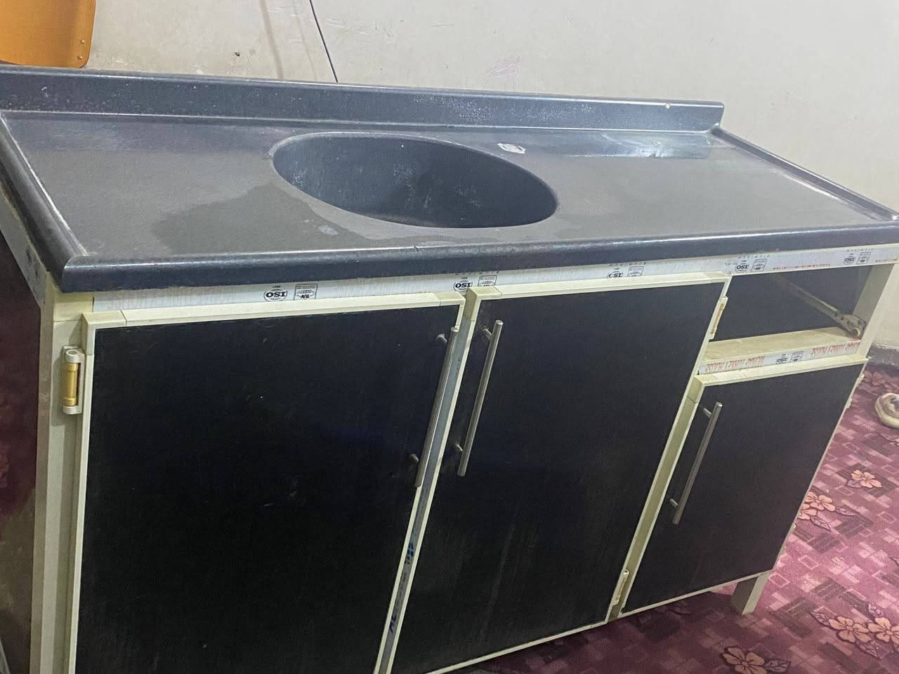 السلام عليكم
كاونتر متر ونص نضيف جدآ مرمر هوا والملحق ب٢٥٠وبي مجال

ثلاجة نظيفه وثلج فوك وجوة اي خلل مابيها ب٢٥٠الف وبيها مجال

اوفن شغال ب٤٠الف
مكاني نجف البراكية
***********
