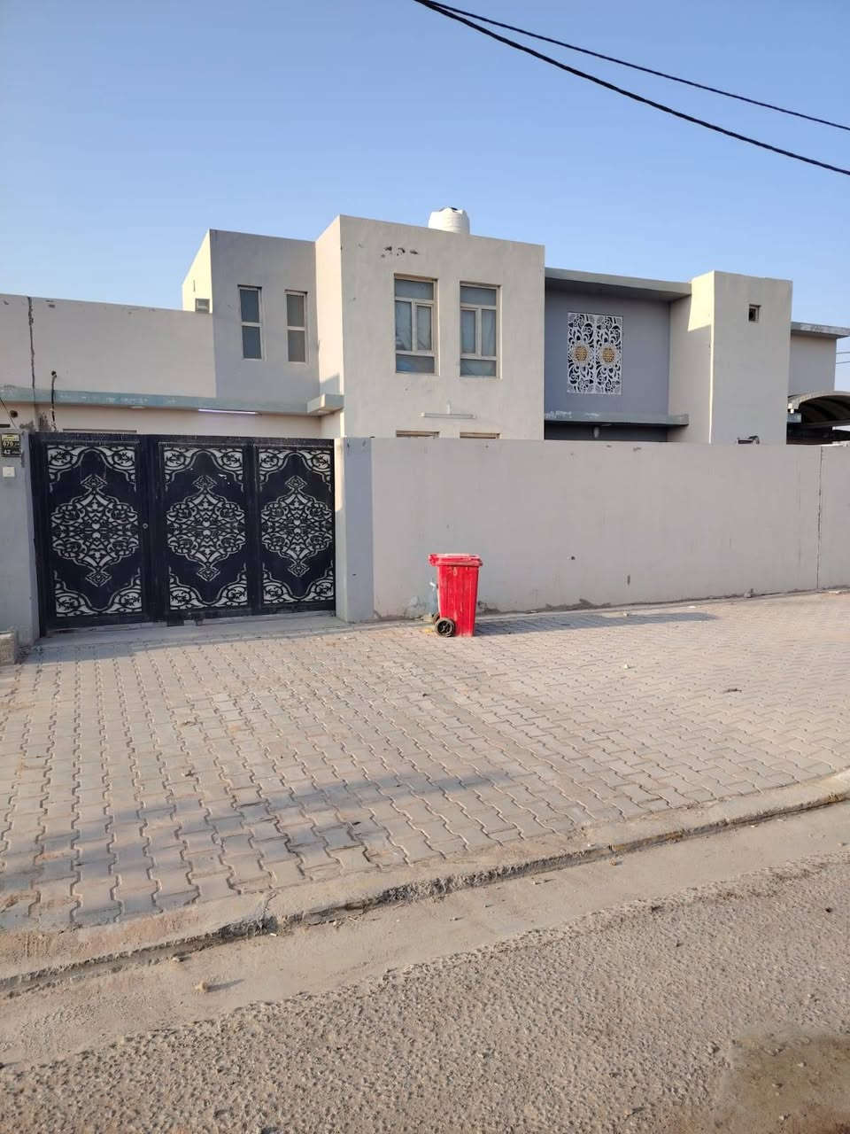 بدون كفيل بدون دلاليه بيت بمجمع الزهراء مقابل مجمع الشمس على الشارع 60 تجاري مساحة 200متر طابق الارضي غرفتين صاله استقبال مطبخ حديقه كراج الطابق الأول غرفة وصحيات سعر 120مقدمه والباقي 55مليون اقساط  حاليا سند باسم الشركه جاهز للسكن مرحلة اولى ***********@
