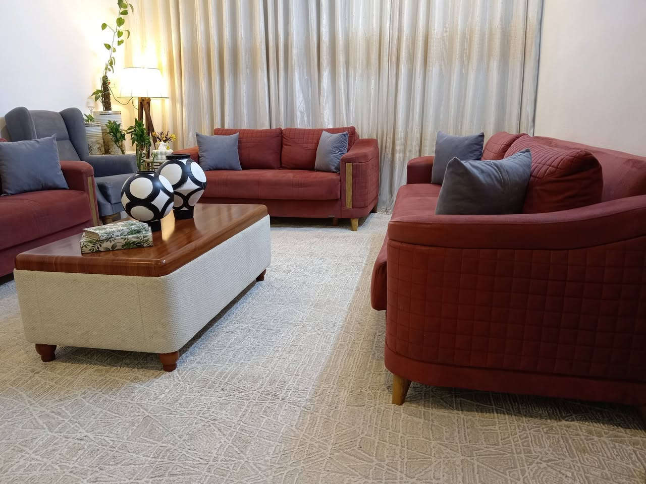 للبيع تخم تركي ماركه ١٠ مقاعد نظيف جدآ مخزن سرير هيكل حديد مقعد والظهر سبرنك للاستفسار الاتصال على الرقم ***********
