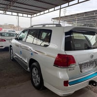 لاندكروزر 2013 رقم بغداد  فطيم  سيارة فول  فتحة بصمة ثلاجه  تحكم ستيرن...