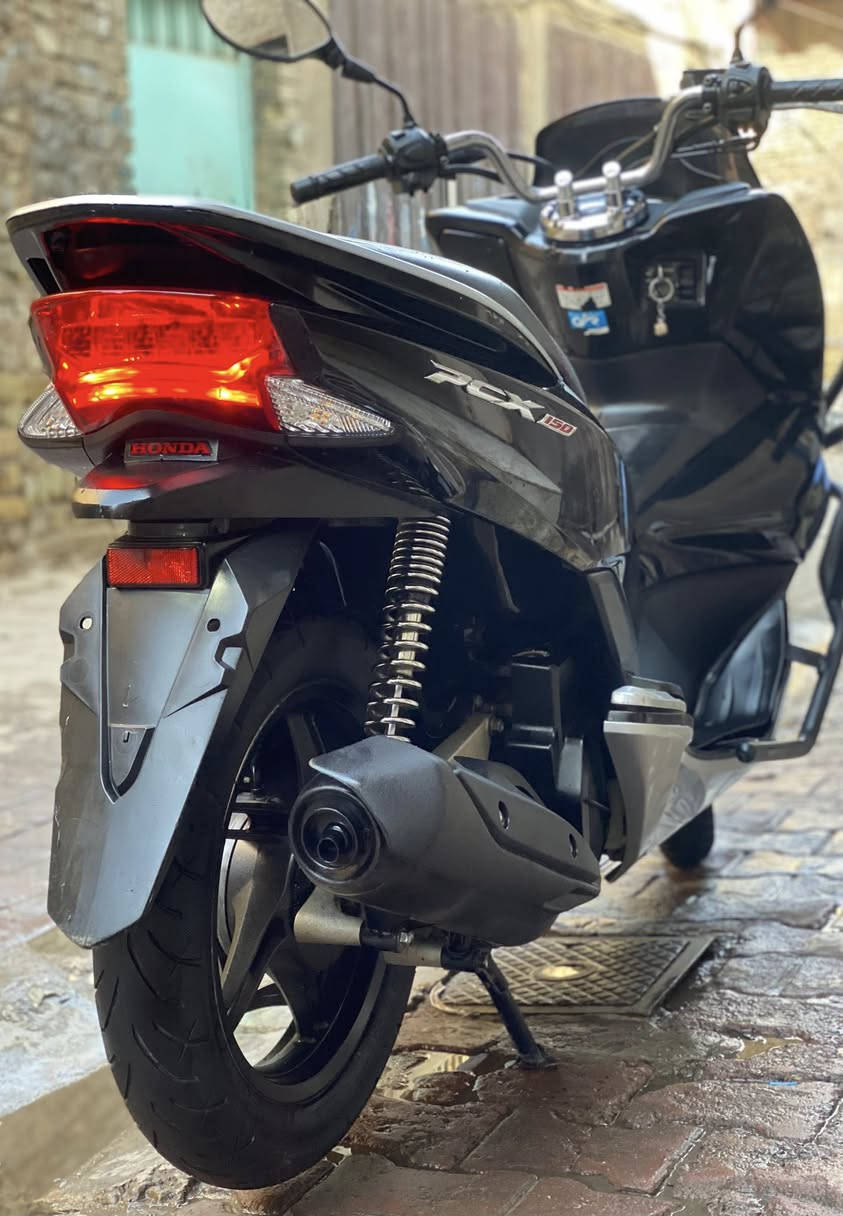 السلام عليكم للبيع
دراجة pcx 2017 جيل ثاني ام لد 
نازلة قبل شهر عدل مال رمبة جديده لوك 

لونين بلادي خمسينية 
اسود مطعم برصاصي 
حجم المحرك 150cc 
عداد المسافة 42 الف حقيقي 
دخلت ماشيه 35 مشي كله بره 
مكينة خرسة متسمع صوت لها 
فج احمر بلاد 
درع حماية للبجم 
تايرات جلاتين خلفي امامي 
خطوط شركة بيهن 
حساس زداحم + ستان كهربائي 
ماطول عليكم الدراجة ع وضع معرض 
مكفولة كشر ومكينة و كهربائيات 
شرط الفحص وين ميعجبك تاخذه من باب 
البيت دراجة جديده جديده بمعنى الكلام 

اي ستفسار متواجد خاص او واتساب 
رقمي *********** 

مكانها النهظة الشيخ عمر قرب 
باجة الحاتي
