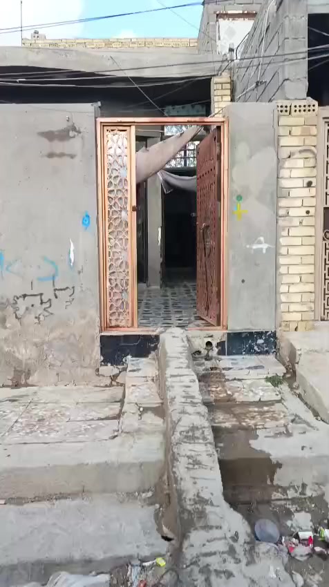 بيت مساحه 100 متر قرب الشارع العام الرئيسي والعماره الخضره خدمات كامله ماء مجاري كهرباء وتبليط وسعره مناسب للاستفسار مراجعة مكتب النرجس للعقار ***********
