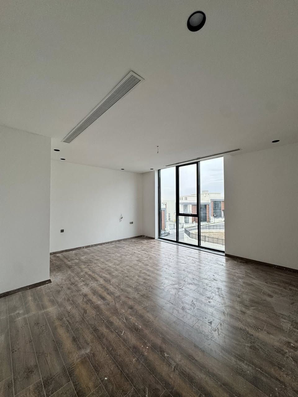 ‼️ عرض حصري – بيع مستعجل جدا ‼️
📍 مجمع ماربيلا 2 | Marbella 2

ڤلة للبيع نقدًا ضمن أحد أرقى المجمعات السكنية،
موقع مميز جدًا وتشطيب راقٍ بسعر تنافسي 🔥

🔹 المساحة: 320 م + ١٢٠ م حديقة فضله
🔹 الواجهة: غرب (إضاءة وتهوية ممتازة)

📞 للاستفسار والتواصل :
مكتب VIP دهوك للعقارات
☎️ 0750 217 9420
☎️ 0770 818 0740

🔑 فرصة ذهبية للسكن الراقي أو الاستثمار المضمون

#ماربيلا2 #Marbella2 #مجمع_ماربيلا #Marbella_Compound #فلل_للبيع
