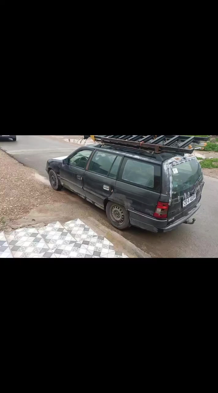 اوبل استرا موديل 93...كير عادي ... محرك 1800
سنويه باسمي لل2030... 
السعر 26 وبيه مجال بسيط... ديالى بعقوبه 
اتصال ***********
