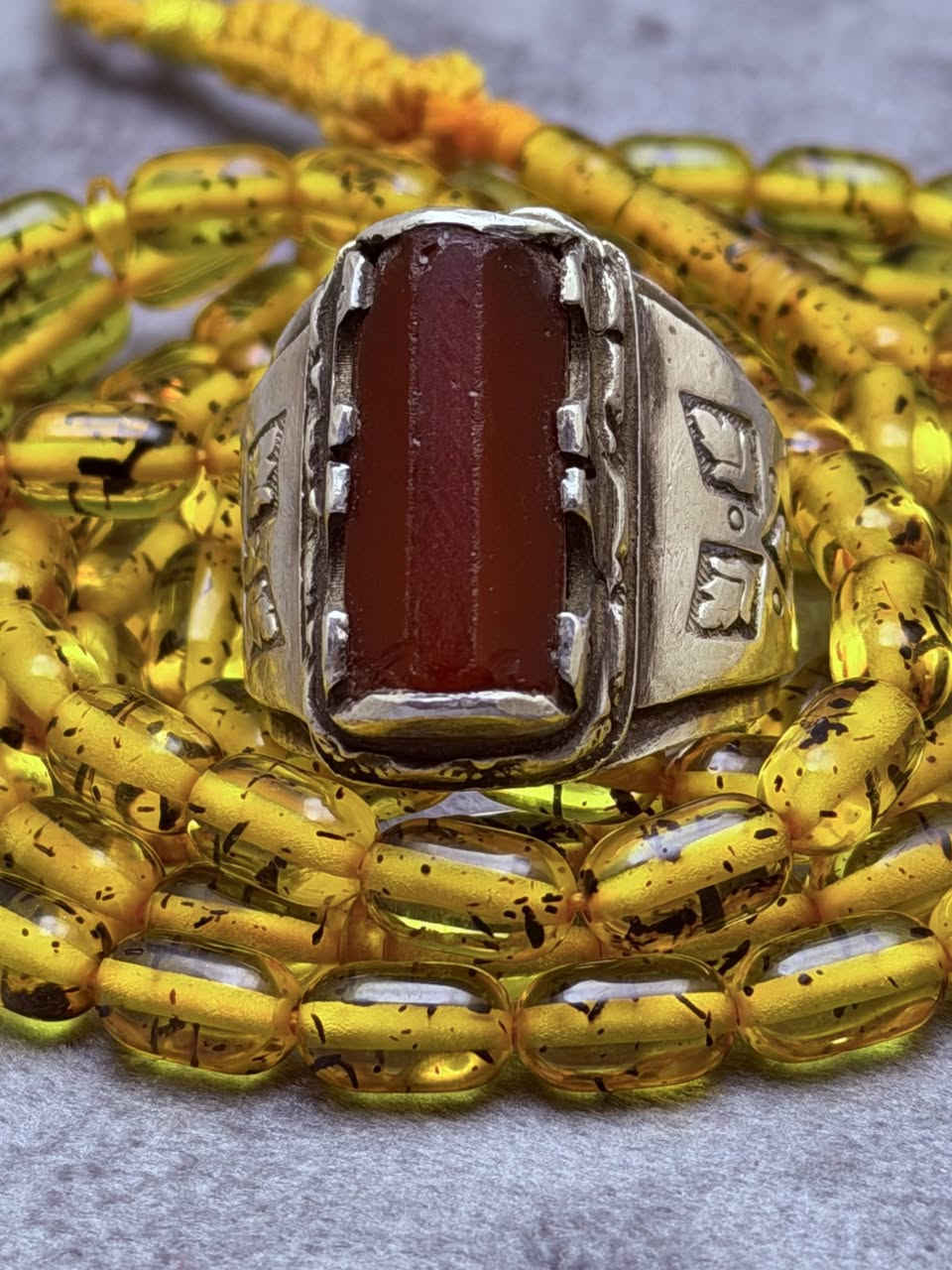 كصبه من عقيق يماني قديم لون نوادر شرط اصاله وصياغه مبدع سالم. شغل يدوي لحجز او استفسار واساب (***********)
