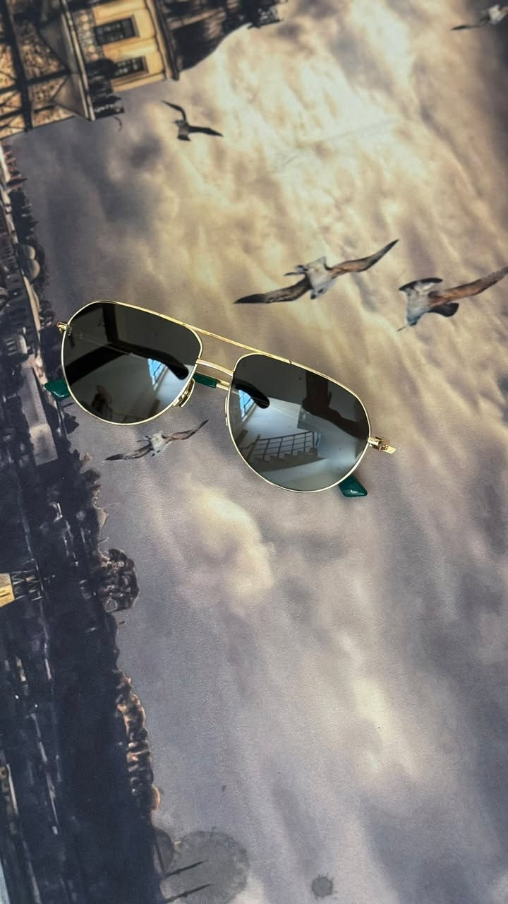 Bottega veneta 🇮🇹
قطعه للي يحب يقتني قطع مميزه

اورجنال زيرو كل ملحقات 

وكاله حصرا

Aviator طيارين

لون الاطار gold ذهبي🟡

لون العدسات اخضر 🟢

عرض العدسات 57 

طول ذراع 145

الحجم فوق وسط وبلس 

للحجز والاستفسار خاي رجاءً


**إذا كنت صاحب هذا الإعلان وتريد حذفه لأي سبب، رجاءا أرسل رسالة إلى الدعم الفني**