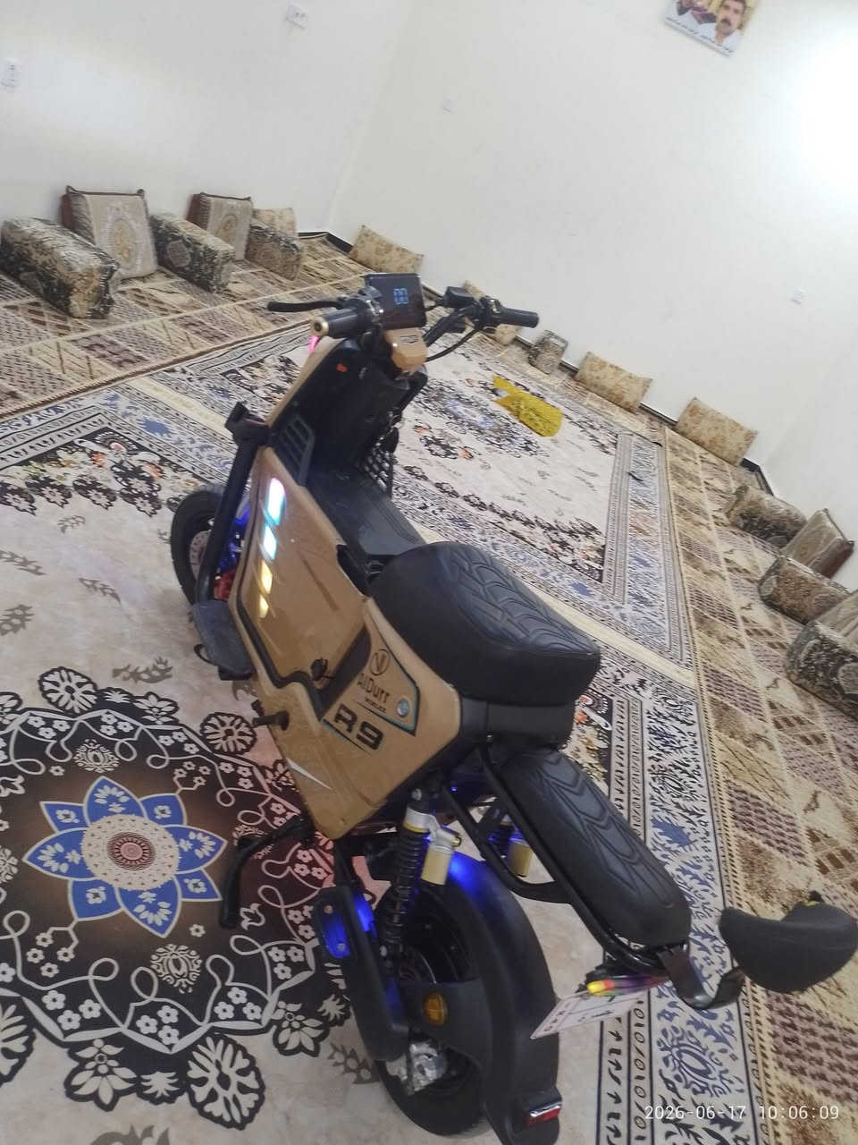 السلام عليكم اخوان 
... دراجه شحن نوع R9 للبيع 
بيها نقص بطاريه وحده فقط دراجه مابيها اي عطل شغاله هورن جديد ونشرات جوه شاصي مرتبه استخدام 6 اشهر السعر 375 وبيها مجال البصره الزبير ***********
واتساب فقط
