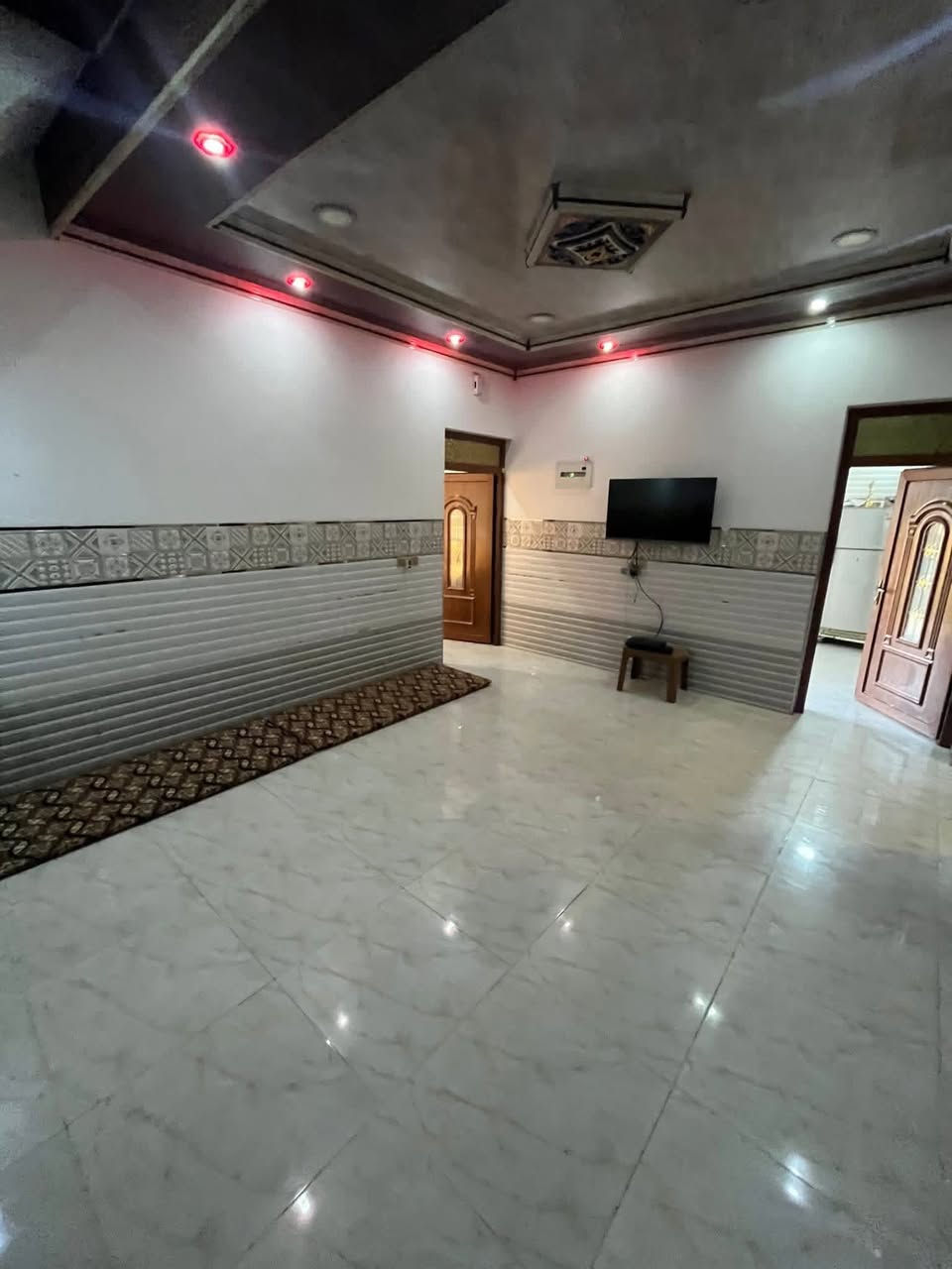 🏠 بيت للبيع في حي السماح – الأركان
📍 على شارع 15 متر
📏 المساحة: 150م
🔹 الواجهة: 10م (نقص في الواجهة فقط )
🏗️ البناء حديث – طابقين

الطابق الأول:
 • كراج
 • استقبال
 • هول
 • مطبخين (حار + بارد)
 • غرفة نوم
 • صحيات داخلية وخارجية

الطابق الثاني:
 • هول
 • صحيات
 • 3 غرف نوم
 • مخزن
 • بيتونة

🏡 البيت مجهز بكافة الأنظمة الحديثة:
غسالات – سبالت – دشات – إنترنت – كاميرات

📜 السند: طابو مُلك صرف (شرط تحويل وقرار تمليك)

📍 موقع المكتب : حي السماح الأركان، قرب مول القمة، مقابل مدرسة السماح الابتدائية، على شارع 20م

📞 للاستفسار والتفاصيل أكثر:
***********
***********
