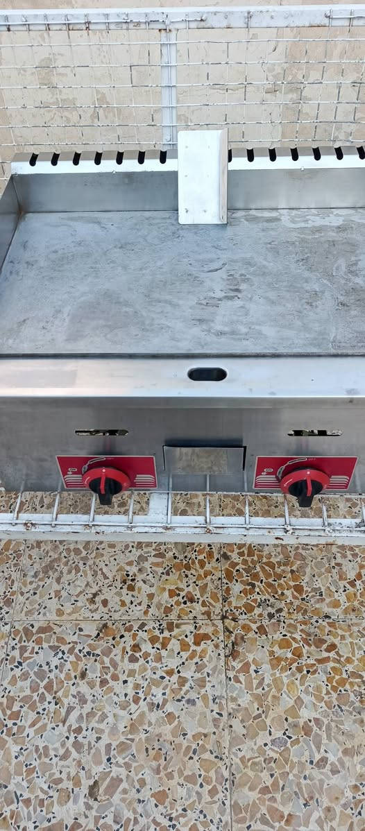 شوايه سل استيل اصليه 2مشاعل ام الجداحه جديده هيه وميزه للبيع السعر 175وبيه مجال***********
