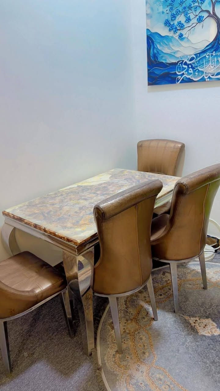 ميز طعام للبيع السعر ١٥٠ للستفسار ***********
