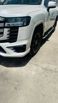 لاندكروز 2025  بيه  قطعتين  تدخل على كتاب شهداء   السعر 460$ 078099984...