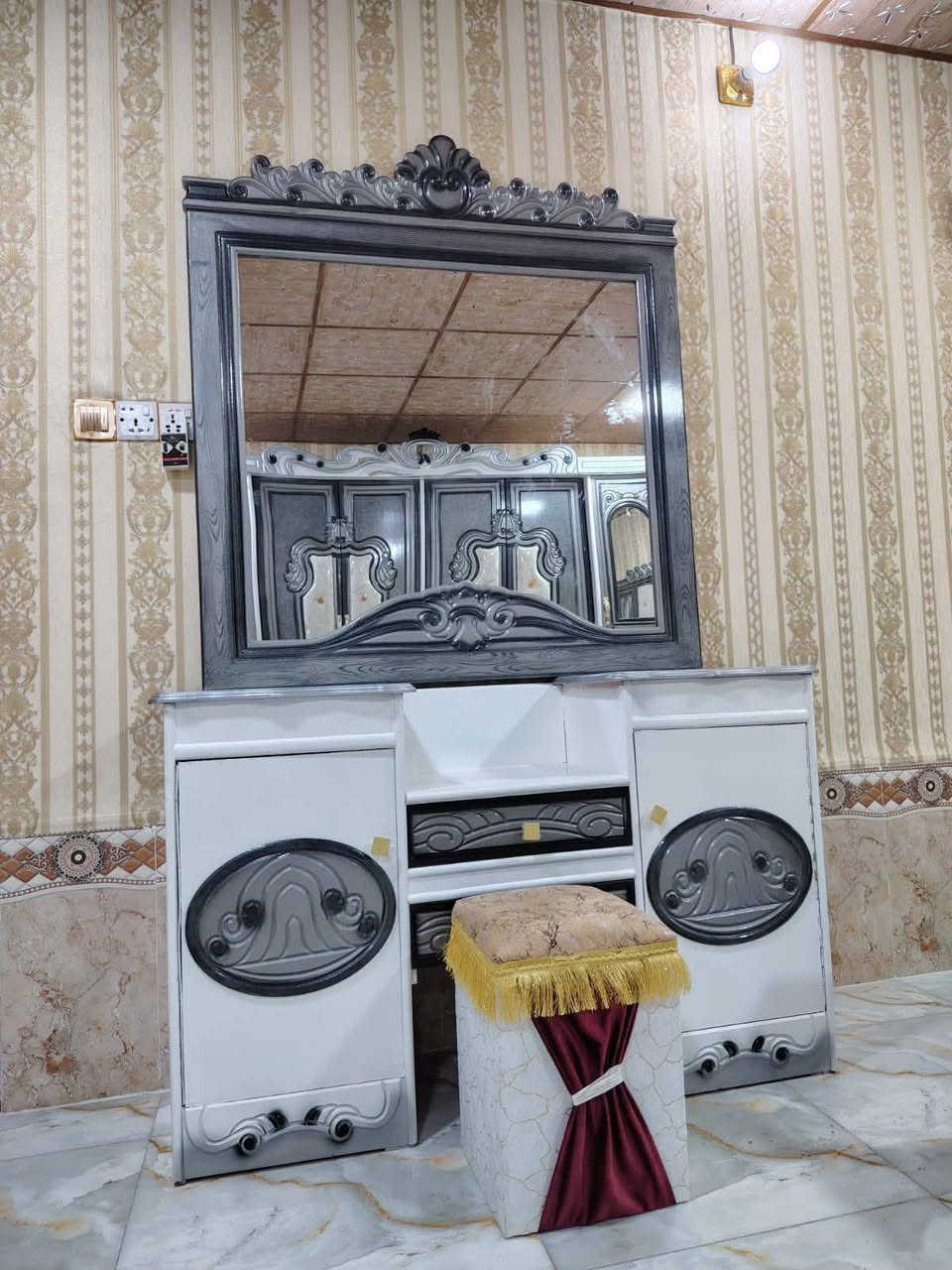 غرفة ستة باب نضام تركي شغل عراقي 
العنوان النجف_ شارع المدينة_مقابل جامع الجوهرجي

الاستفسار   ***********
