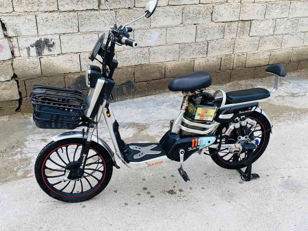 السلام عليكم دراجه شحن للبيع 
كلها شغاله اي نقص مابيها بطاريات كلهن جديد شرط الفحص كهربائيات كلها شغاله السعر 290 وبيها مجال 
العنوان ديالى بعقوبه باب الدرب ***********
