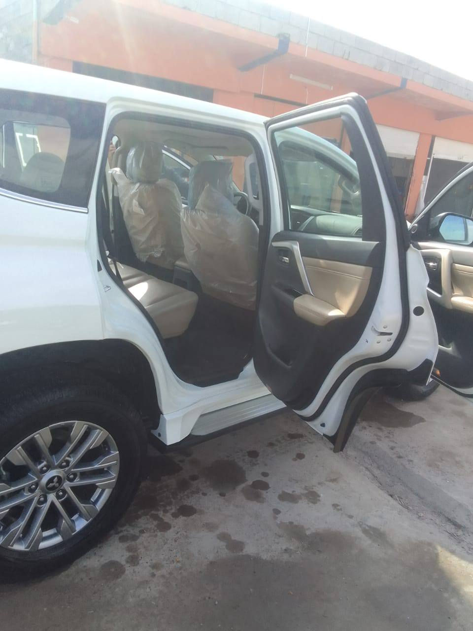 سلام عليكم 
🔥 للبيع باجيرو سبورت 2023 🔥

سيارة نظيفة جداً بحالة ممتازة، استخدام خفيف، سيارة على وضع الشركة.

📌 المواصفات:

- الموديل: 2023
- النوع: Mitsubishi Pajero Sport
- المحرك: 2.4 لتر ديزل / أو 3.0 بنزين
- القير: أوتوماتيك
- الدفع: رباعي (4×4)
- المسافة: ماشيه ألف كم

✨ التجهيزات:

- شاشة وسطية + نظام ملاحة
- كاميرا خلفية + حساسات
- فتحة سقف
- تبريد وتسخين مقاعد
- تحكم مقود (ستيرن)
- مثبت سرعة
- نظام بصمة / تشغيل زر
- تكييف ثلج
- وسائد هوائية + ABS + نظام ثبات

🛠️ الحالة:
-رقم اربيل رقم الألماني سيارة باسمي تحويل مباشر
- بدون حادث
- محرك وكير وفحص كامل ممتاز

💰 السعر: 285 ورقة قابل للتفاوض للجادين
📍 المكان: بغداد - الدورة

📞 للتواصل: ***********
