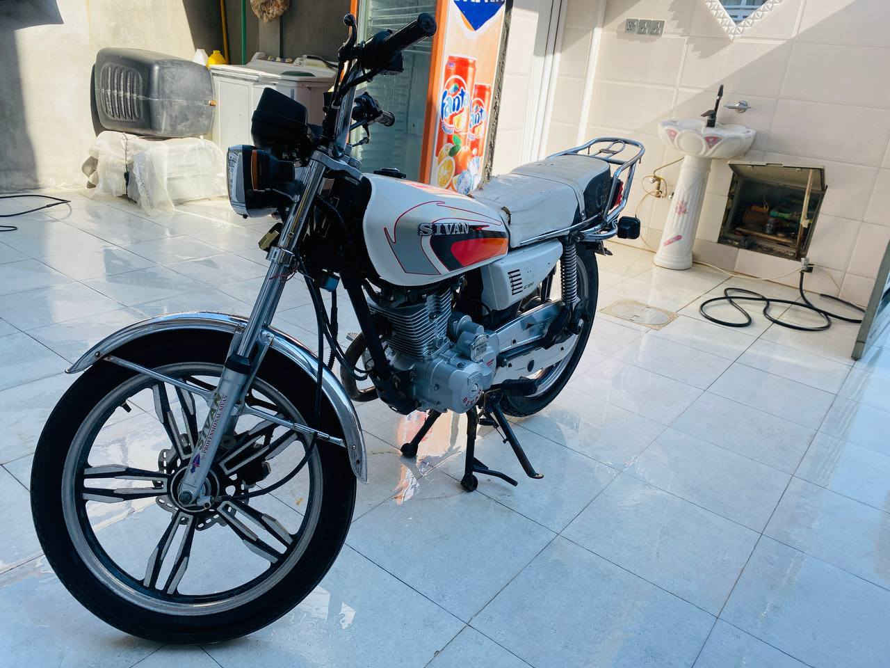 السلام عليكم حبايب
دراجة سيڤان 2021 اوراق 
الدراجة نظيفة وخير من الله 
السعر 375 
مكاني بابل- المهندسين 
للتواصل:
***********
