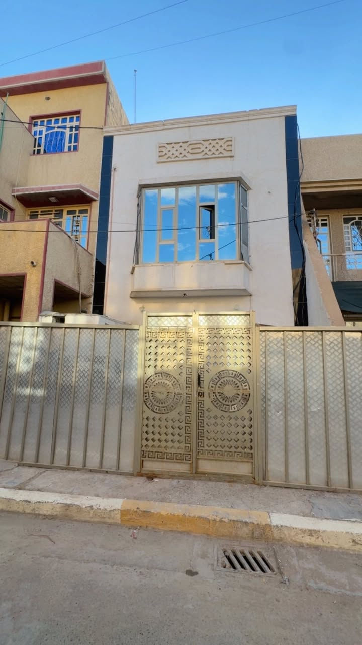 بيت للبيع طابو صرف 
الواجهه 5
في نهاية معلمين مقابيل اسألة الماي 
مساحة البيت ٧٠ متر 
يحتوي ع صالة ومطبخ وصحيات2
3 غرف نوم 
بناء جديد 
فرع هادئ وخدمات ماء وكهرباء جيده مع الكاونتر
سعره 155
للاستفسار دخول خاص او الاتصال ع رقم ***********
