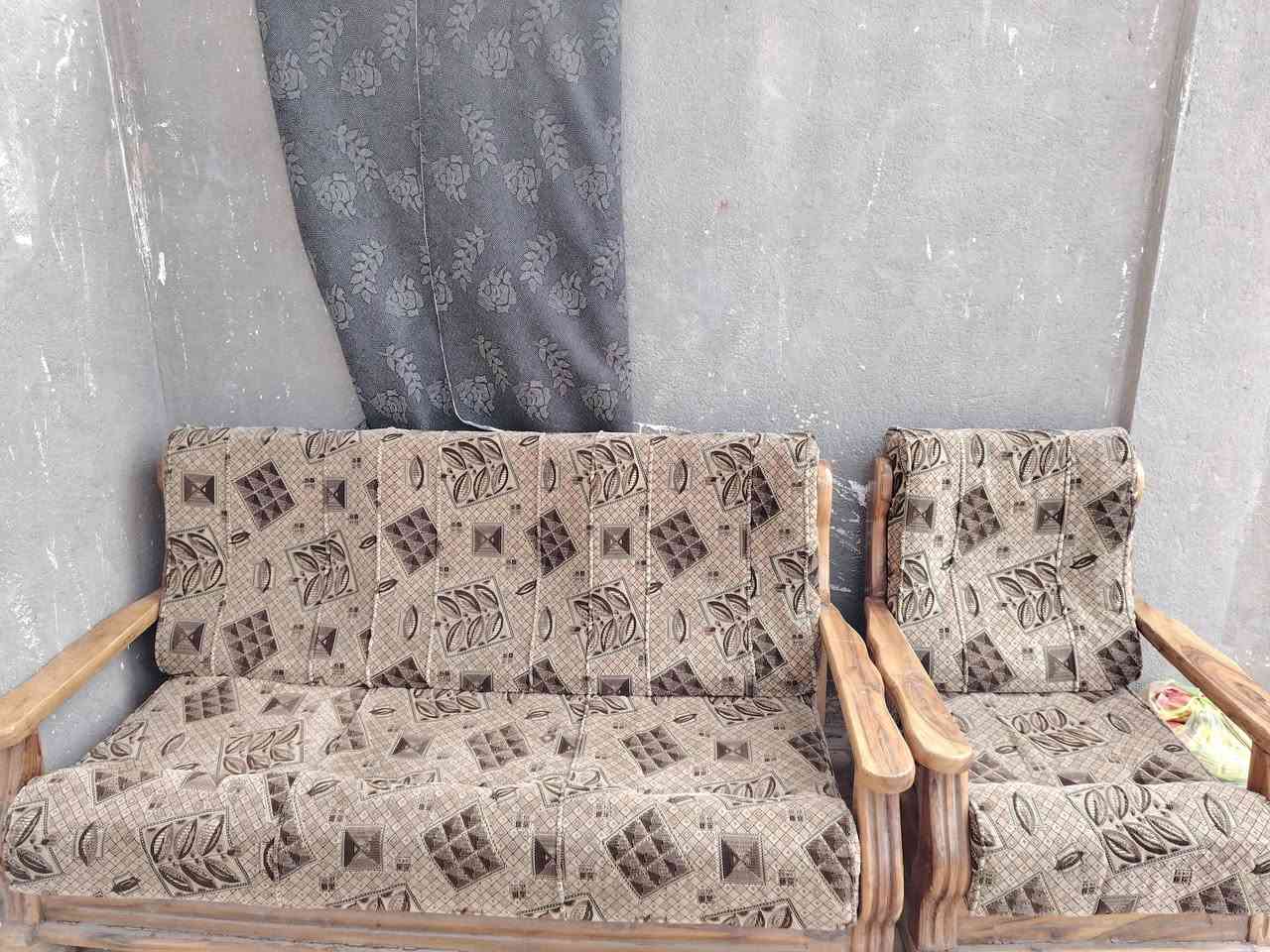 تخم ١٠مقاعد للبيع 
خشب اصلي السعر( ٢٧٥) الستفسار ***********
