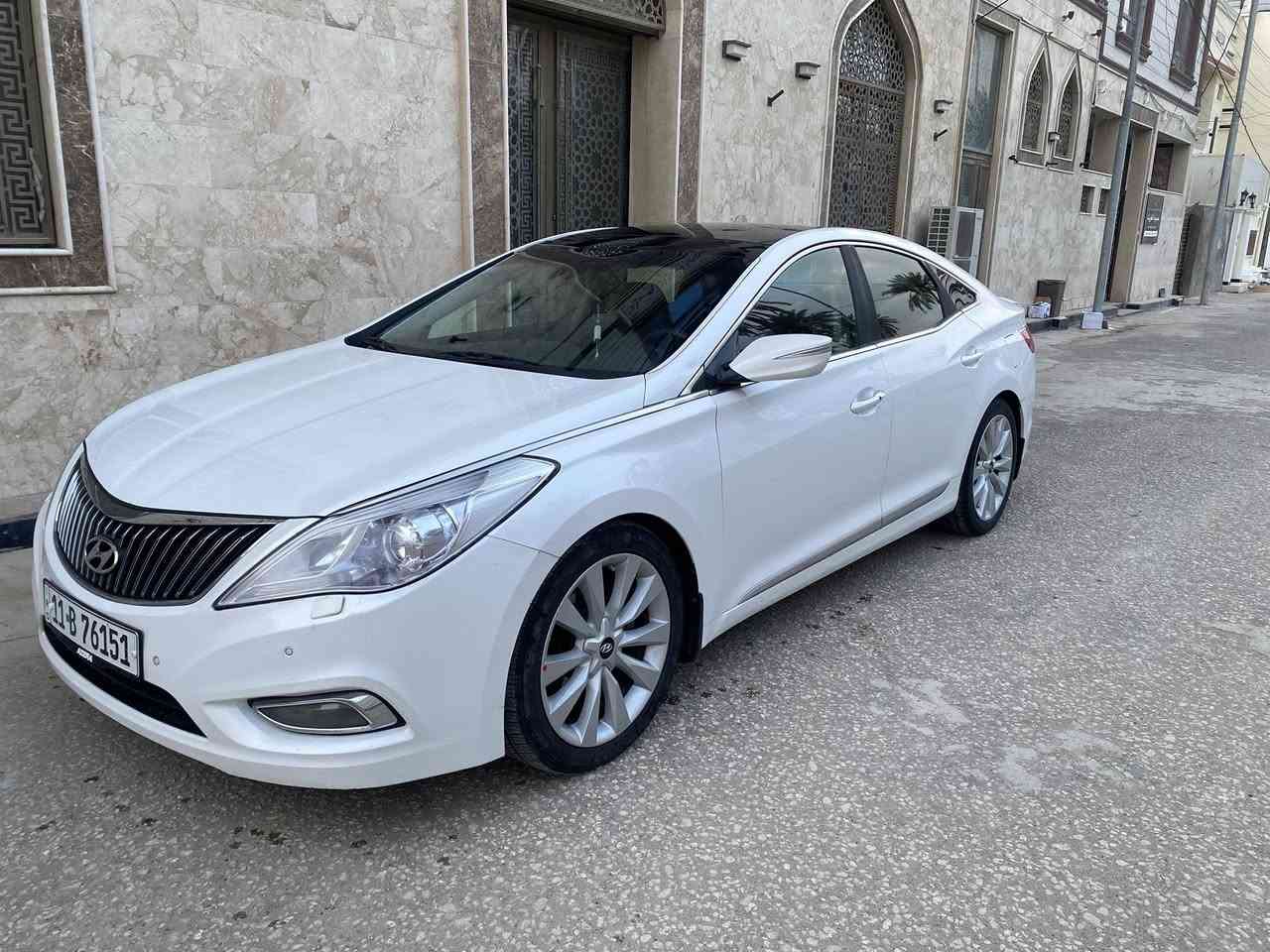 السلام عليكم
هونداي ازيرا موديل 2013 خليجي 
ماشيه 116 الف حقيقي 
فول موصفات  Vip
 مكينه 6 سلندر 
سيارة مكفولة كفالة  عامه 
بيها شخوط واحد بالباب و الثاني بالجاملغ فقط
موصفاتها فوول الفول 
بصمه ابواب وتشغيل 
بانوراما طكتين 
كشنات جلد
داخل ملكي للخير 
تدفئه  كشنات
قطعتين تبريد 
تحكم كشنات منفصل ابواب 
تحكم بيانو
تحكم كشنات كهربائي 
برده خلفيه كهربائيه 
بردات جانبيه خلفيه 
مري شفط نظام ترحيب
اناره داخليه 
فتح صندوق ذكي 
لدات خلفي 
كاشف ضباب امامي 
حساس امامي خلفي 
نظام اصوات رهيييب 
لد مري جانبي 
حساس خلفي امامي
سايد برك بصمه
يدات نيكل إشارات ترحيب جانبي 
دبل كزوو خلفي 
ويل كب 19 كرؤم
------------------------------------------
سيارة جديده جدا 

*********** 

السعر :: 140 ورقه قابل للتفاوض 
السياره بأسمنا رقمها بغداد و تحويل ثاني يوم
مكان السياره : كربلاء شارع البوبيات
