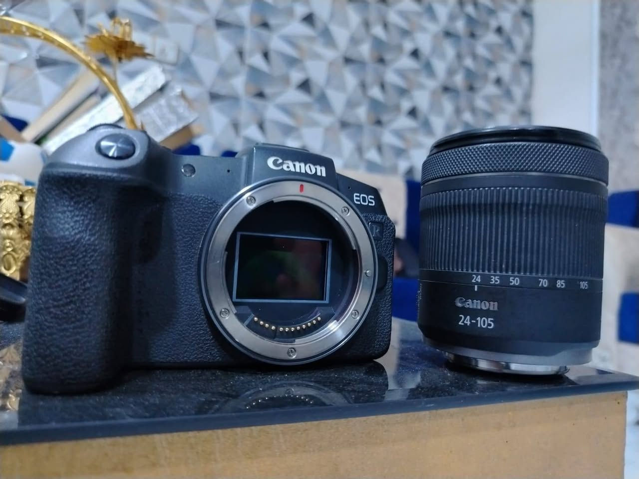 السلام عليكم  كامره للبيع  Canon EOS RP،
المستشعر: فل فريم (Full Frame) CMOS بدقة 26.2 ميجابكسل.
المعالج: DIGIC 8.
نظام التركيز: Dual Pixel CMOS AF مع آلاف نقاط التركيز.
تصوير متواصل: حتى 5 إطارات/الثانية.
الفيديو: تصوير 4K حتى 24/25fps (مع قص للصورة)، وFull HD حتى 60fps.
الشاشة: لمس متحركة بالكامل (Vari-Angle) قياس 3.0 بوصة.
عدسة المنظار الإلكتروني (EVF): بدقة 2.36 مليون نقطة.
حساسية ISO: من 100 إلى 40,000 (قابلة للتوسعة حتى 102,400).
العدسات: تدعم عدسات RF، ويمكن استخدام عدسات EF وEF-S عبر المحول الرسمي.
الاتصال: Wi-Fi وBluetooth.
الوزن: حوالي 485 غرامًا مع البطارية والذاكرة.
البطارية: LP-E17، وتعطي تقريبًا 250 صورة بالشحنة الواحدة (حسب معيار CIPA).
مميزاتها:
جودة صور ممتازة بفضل مستشعر الفل فريم.
خفيفة وصغيرة وسهلة الحمل.
شاشة متحركة مناسبة للتصوير وصناعة المحتوى.
أداء جيد في الإضاءة المنخفضة.
عيوبها:
تصوير 4K فيه قص (Crop).
لا تحتوي على تثبيت صورة داخل الجسم (IBIS).
البطارية متوسطة مقارنةً بكاميرات أحدث مع كارتونه مالتها و وفلاش TT وعدسه Canon RF 24-105mm F4-7.1 IS STM (وهي من أكثر العدسات استخدامًا مع كاميرا Canon RP)، فهذه مواصفاتها:
النوع: عدسة زوم قياسية (Standard Zoom).
البعد البؤري: 24–105 ملم.
فتحة العدسة: f/4–7.1 (متغيرة حسب الزوم).
تثبيت الصورة: IS مدمج حتى 5 وقفات تقريبًا.
المحرك: STM هادئ وسلس، مناسب للتصوير والفيديو.
أقل مسافة تركيز: 20 سم.
التكبير الأقصى: 0.5× في وضع Center Focus Macro.
قطر الفلتر: 67 ملم.
الوزن: حوالي 395 غرامًا.
التركيب: Canon RF Mount (متوافقة مع كاميرات سلسلة EOS R مثل Canon RP).
مميزاتها:
مدى زوم ممتاز (24–105) يغطي أغلب الاستخدامات.
خفيفة وسهلة الحمل.
تثبيت ممتاز للتصوير اليدوي.
مناسبة لتصوير الأشخاص، الطبيعة، السفر، والفيديو.
عيوبها:
فتحة العدسة ليست واسعة، لذلك أداءها في الإضاءة الضعيفة وعزل الخلفية أقل من عدسات f/2.8 أو f/4 الثابتة كامره جدا نضيفه السعر راسلني وجاوببك خاص بثواني وذا اتصال ***********
