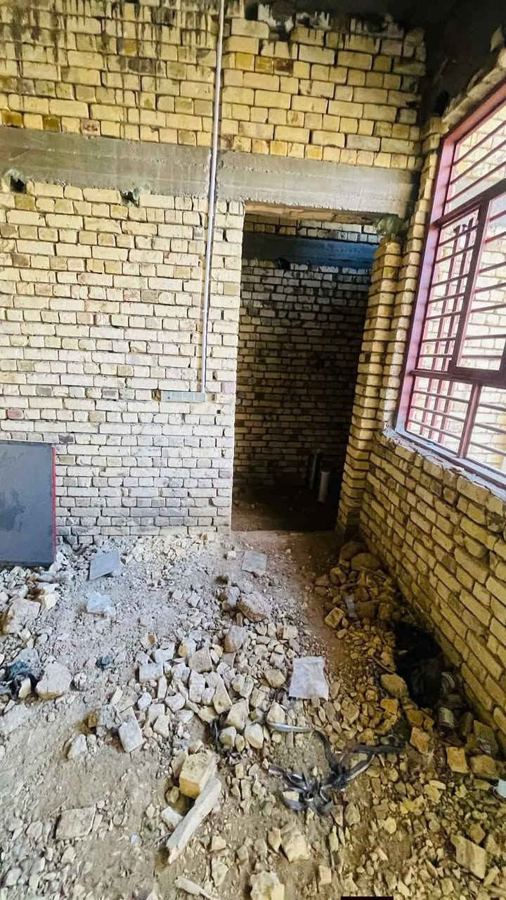 السلام عليكم يوجد بيت للبيع طابو أسهم المكان حي الامير  المساحه 200 متر قرب جسر ابو جديبه يتكون من غرفتين وصاله ومطبخ حار وبارد وديوانيه وصحيات داخليه وخارجيه ومنور السعر 75 وبيه مجال الاستفسار ***********
