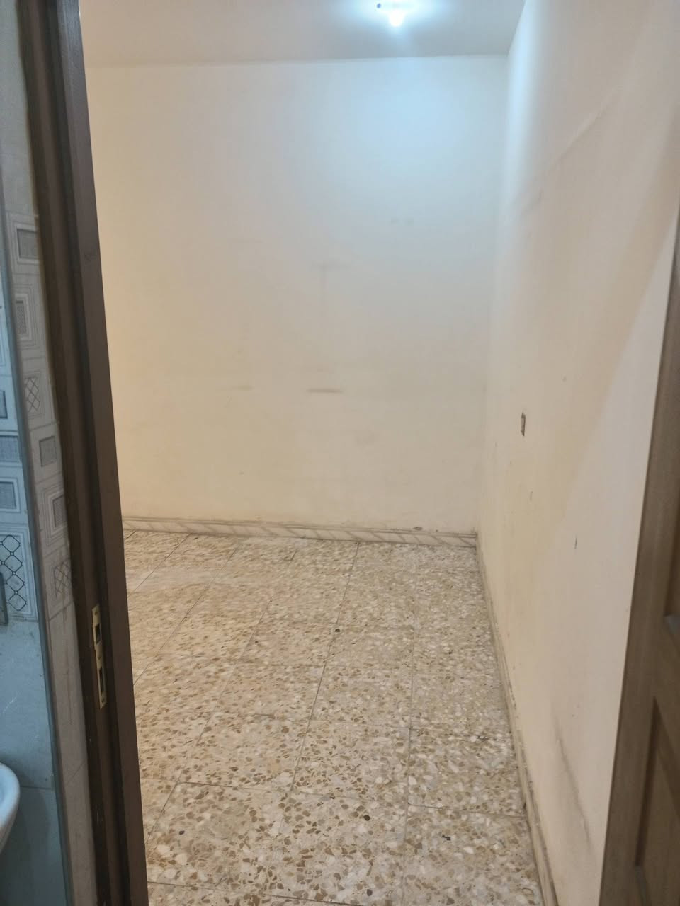 سلام عليكم
مشتمل للإيجار في منطقة الشعب 

مقابل مدرسه السيف العربي 

يحتوي على استقبال ومطبخ وحمام وغرفه منام 

كامل من كلشي واير سحب مولد وماطور مي وسخان 

ونت بس جيب غراضك واكعد

مال عائلة صغيره 

استفسار ***********
