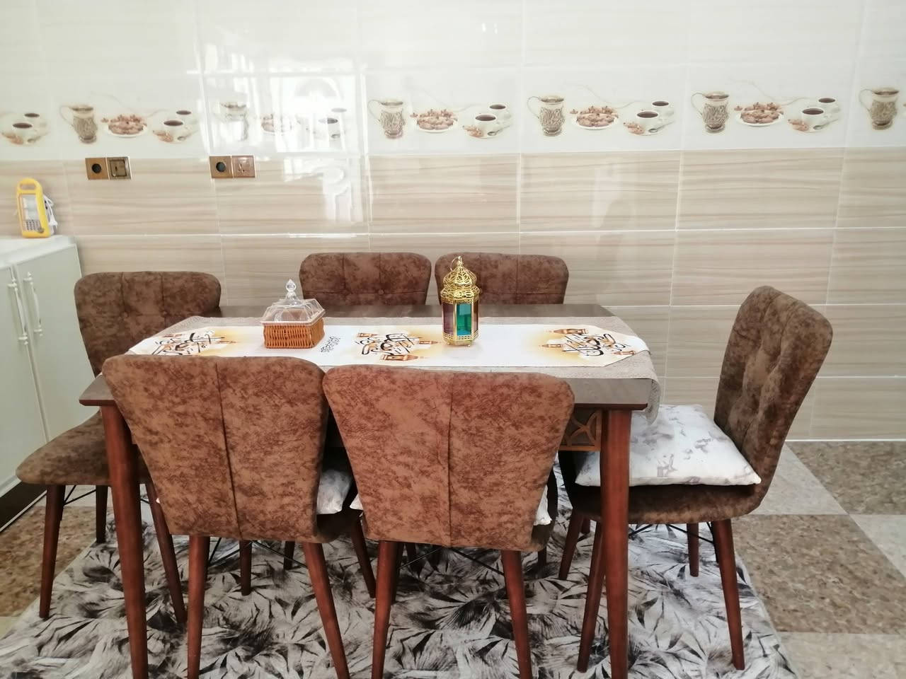 سلام عليكم  ميزطعام طقم كراسي عدد سته مال بيت  السعر 150الف وبي مجال للشراي ***********
