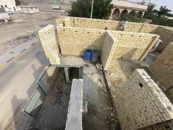 #الحمدلله 
تم اكمال بناء الطابق الاول  مرحلة الرباط فوق الشبابيك مساحةm156
الطوبة والنخيلة الخلفةسلام البصراوي
***********
