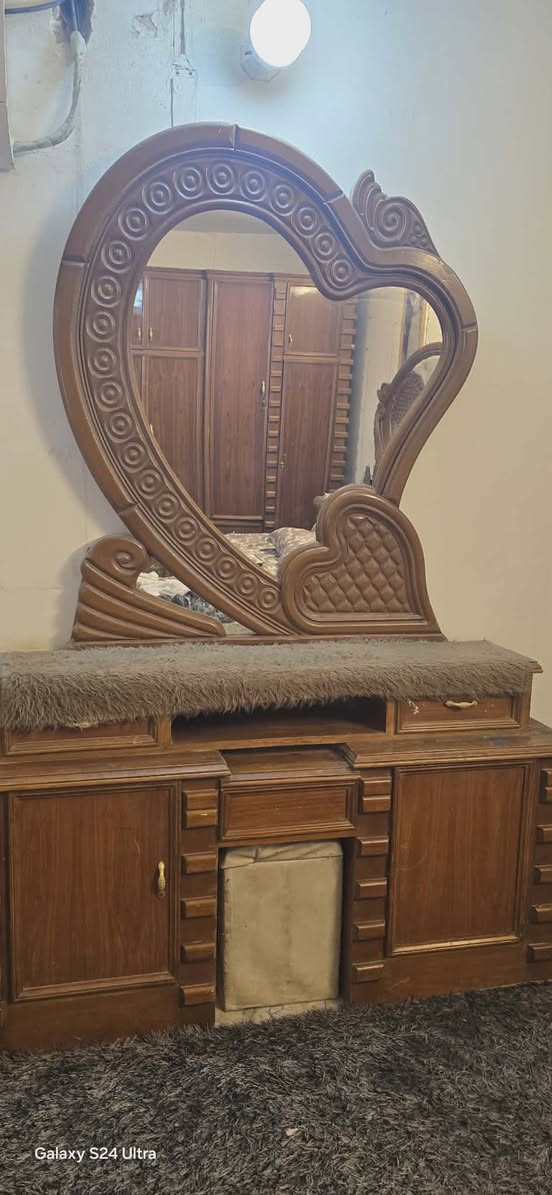 📌 للبيع – غرفة نوم خشب صاج داخل وخارج
📦 عدد القطع: 7 قطع
🚪 عدد الأبواب: 6 أبواب (تصميم طابقين)
📏 نوعية الخشب: صاج ثقيل – متينة وجودة عالية شغل توصاه 
🪞 المواصفات: بحالة ممتازة، 
📍 المكان: بغداد – حي البنوك
💸 السعر: مليون و100 الف 
📞 للتواصل والاستفسار:
📱 0772 260 7716
