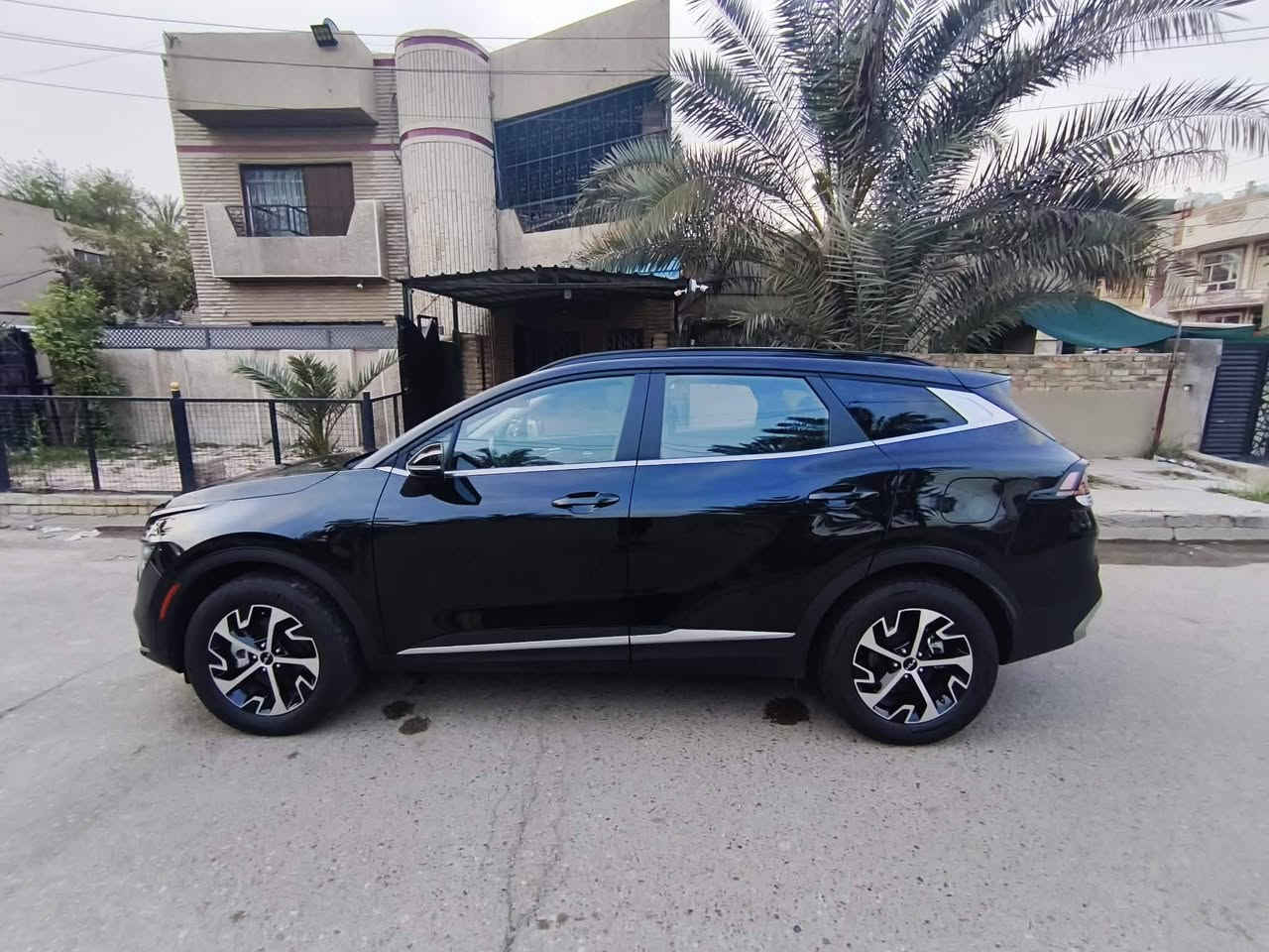 السلام عليكم 
كيا سيورتج هايبرد للبيع دخول جديد  مواصفات Ex  فول ما عدا الكاميرات 360 رقم بغداد مميز  بدون ايرباك بدون دواخل مكفوله شواصي ولغود بعدها ع غاز تبريد الشركه  فقط تبديل بنيد نفس اللون مطابق وبارد قليل بالجاملغ اليمنى بدون ايرباك 
المواصفات :
ـ بانوراما 
ـ بصمه
ـكشنات جلد كهرباء 
ـ شاشه جبيرة
ـ قبغ جنطه كهرباء ذكي
- نقطه عمياء
- كاميره خلفيه 
- كير ماوس
-شاحن لاسلكي
-ماشبه 16 الف ميل
-تحديد مسار 
ـسايد بريك دكمه
-هوك خلفي
السياره جديده بمعنى الكلمه ارضياتها كامله وسبير  
السياره ما بيها قطرة صبغ فقط تبديل بنيد ودعاميه نفس لون والجاملغ بارد  ومكحل شي بسيط  باقي السياره مكفوله من شواصي ولغود  وكير ومكينه  وايرباكات  لون اسود ملكي ابو الشذره  
السعر 223 ورقه وبيها مجال  مكان السياره بغداد الدوره للاستفسار ***********
