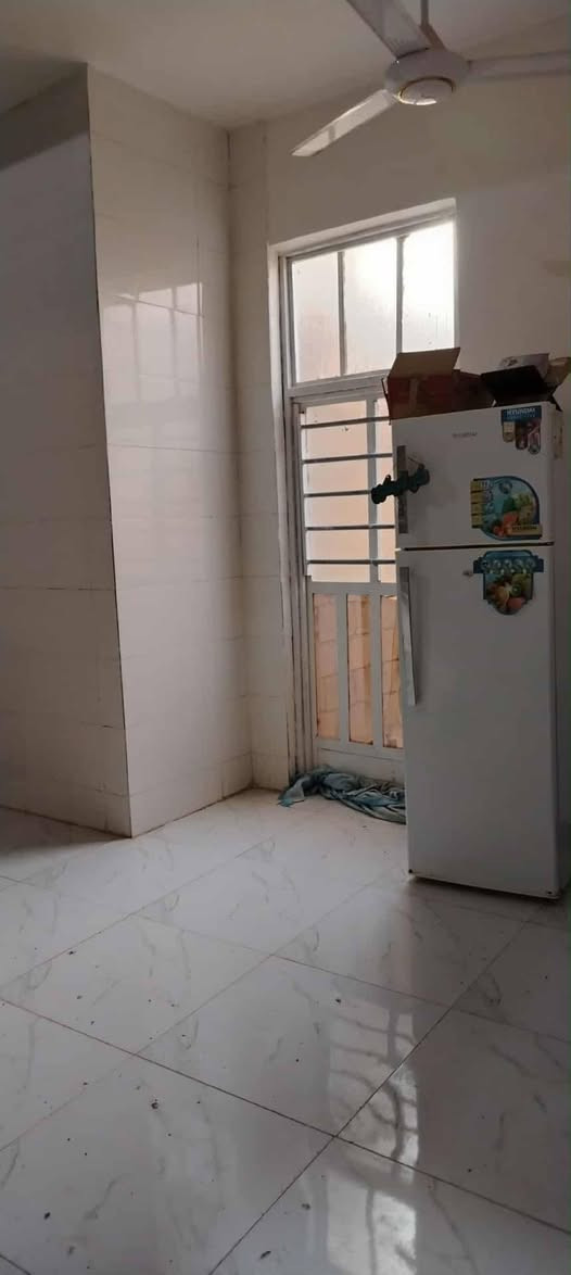 سلام عليكم البيت للبيع مساحة 250طابقين بي غرفتين نوم شراي يجيني هذا رقمي***********
