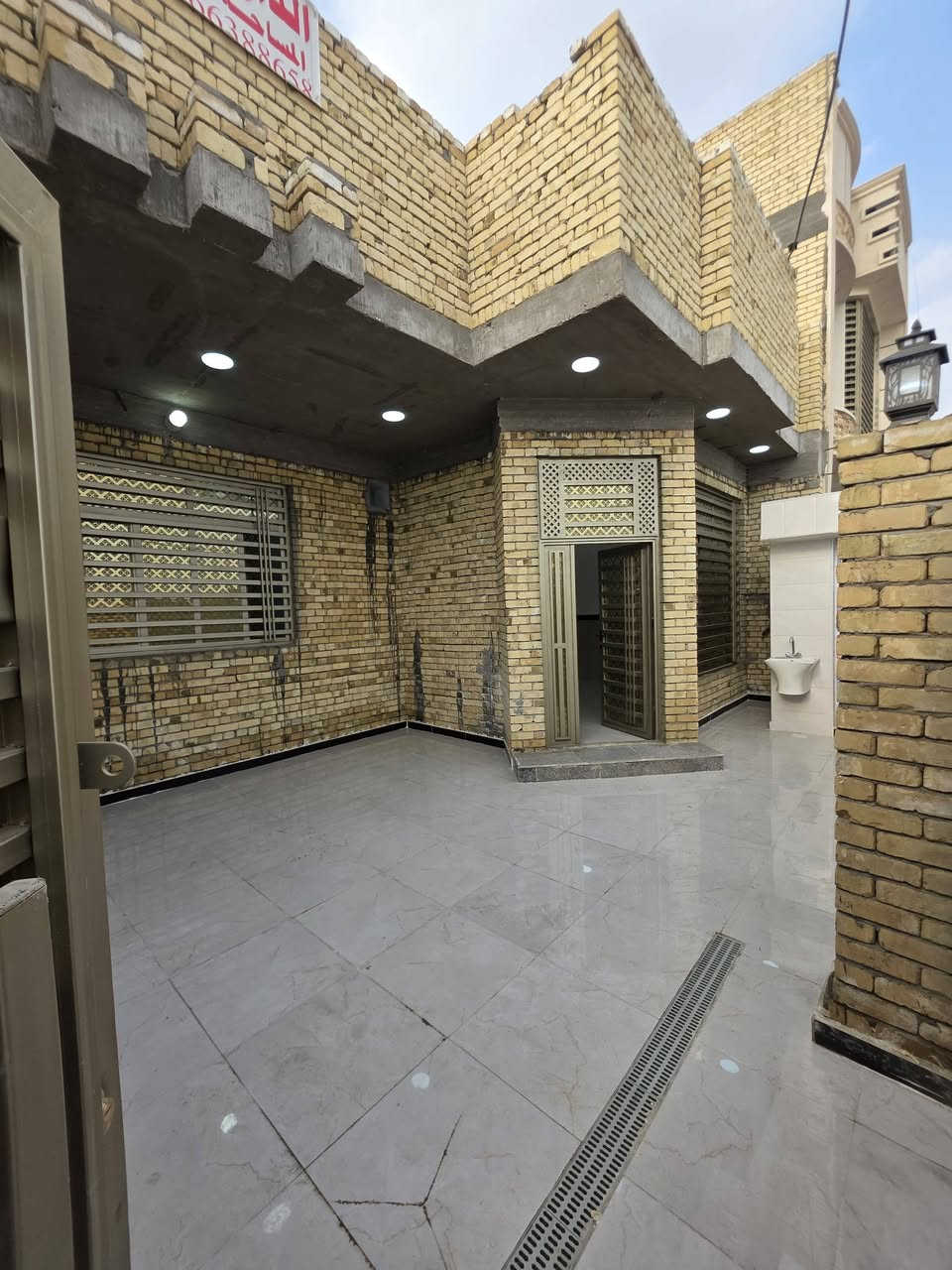 الدار للبيع المساحة 200 متر علة ساحة بناء حديث 2025 منطقة العابجية الستفسار على الرقم {***********}
