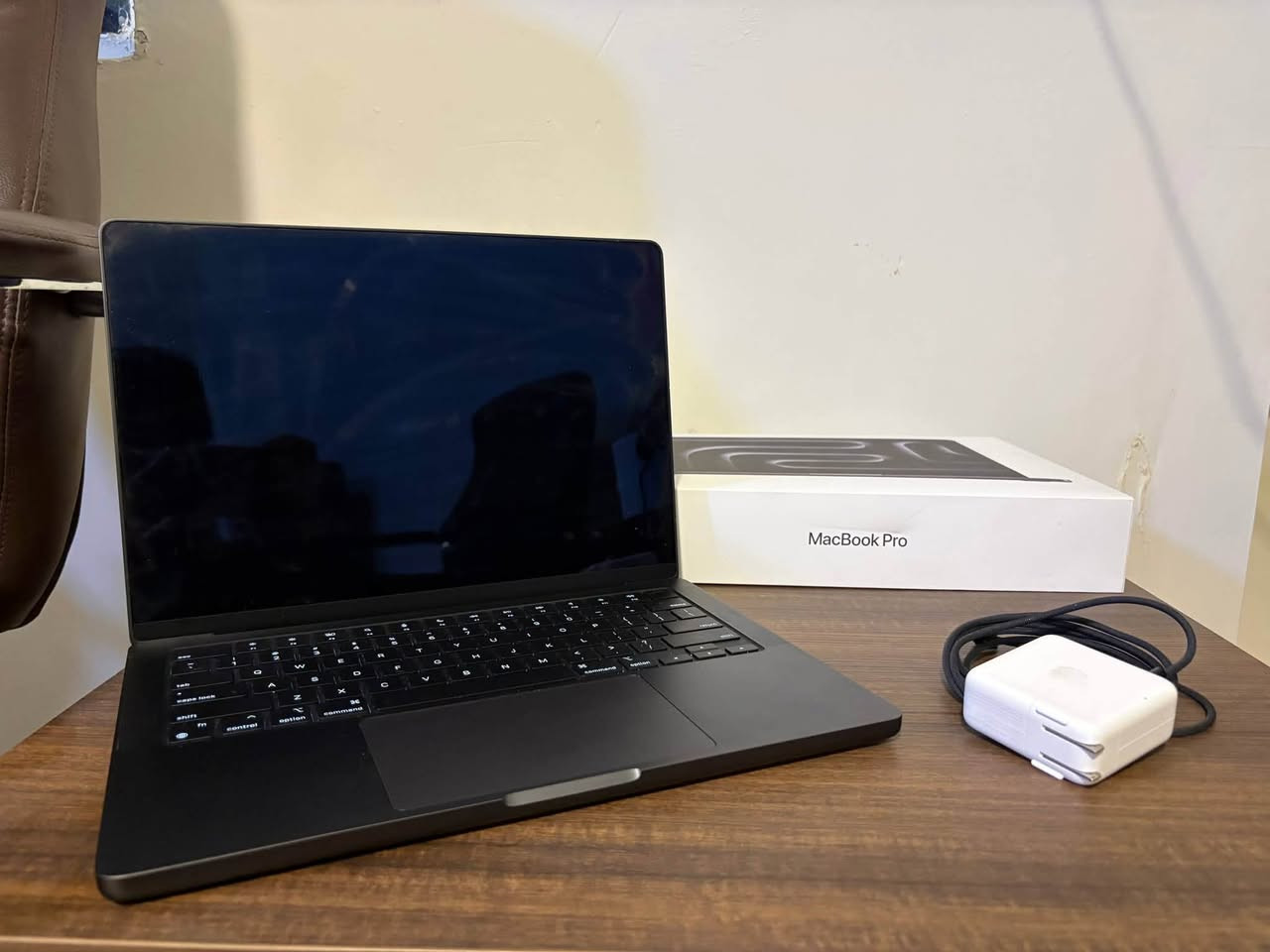 M4 chip 14-inch MacBook pro
-وارد امريكي هو و باكيته و الشاحنه الاصليه
-جديد بس تم فتح الباكيت
-السعر مليونين و ثمنميه دينار عراقي

-للاستفسار و الشراء المراسله على الخاص


**إذا كنت صاحب هذا الإعلان وتريد حذفه لأي سبب، رجاءا أرسل رسالة إلى الدعم الفني**