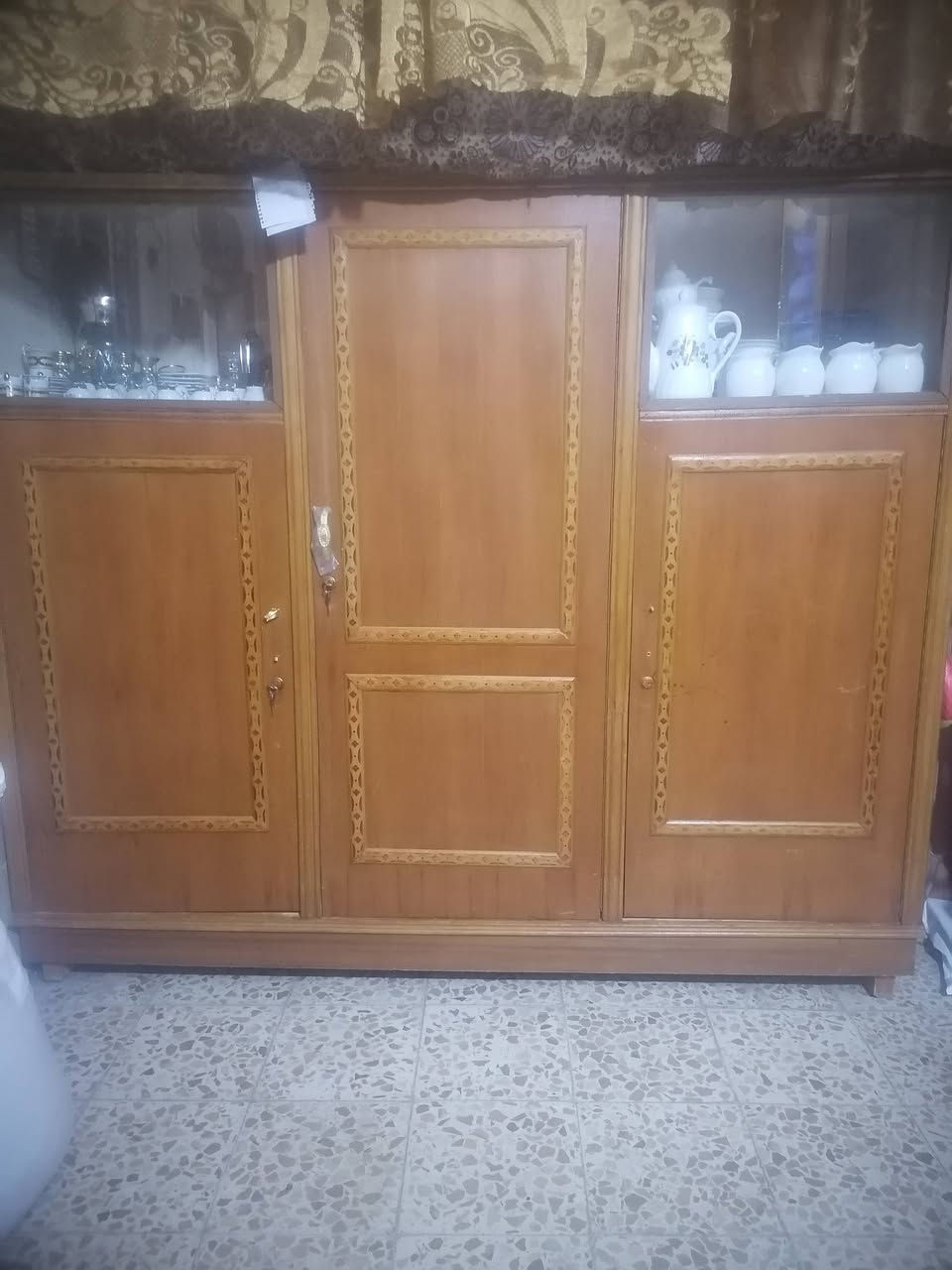 بوفيه للبيع السعر 225 وبيه مجال ***********
