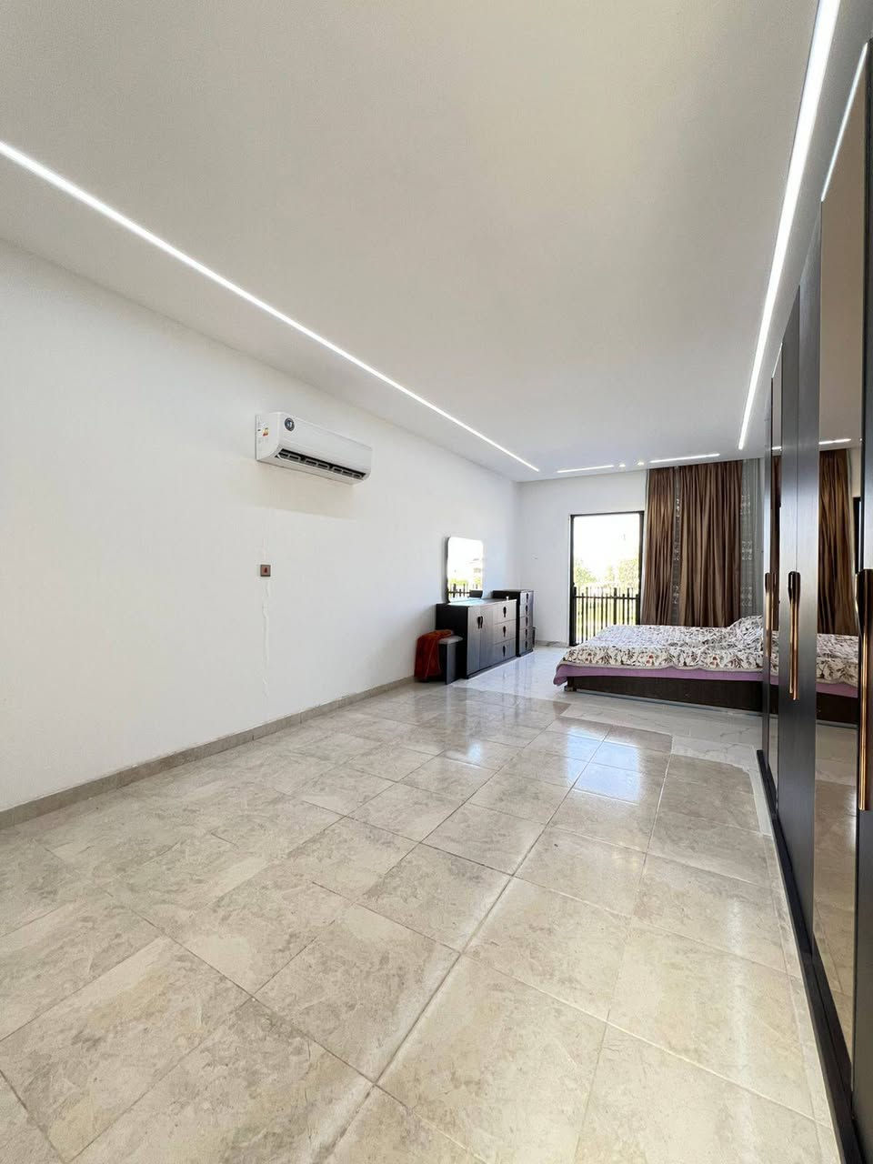 عرض للبيع –  / فيلا في كنجان سيتي

بيت أو فيلا مميّزة للبيع في غنجان سيتي
🔹 المساحة: 350 م²
🔹 الموقع: مقابل حديقة رسمية
🔹 يتكوّن من 5 غرف نوم
🔹 كل غرفة ماستر سويت (حمام خاص)
🔹 تصميم عصري وموقع هادئ ومميّز

مناسب للسكن العائلي أو الاستثمار اندريه *********** أربيل, العراق
