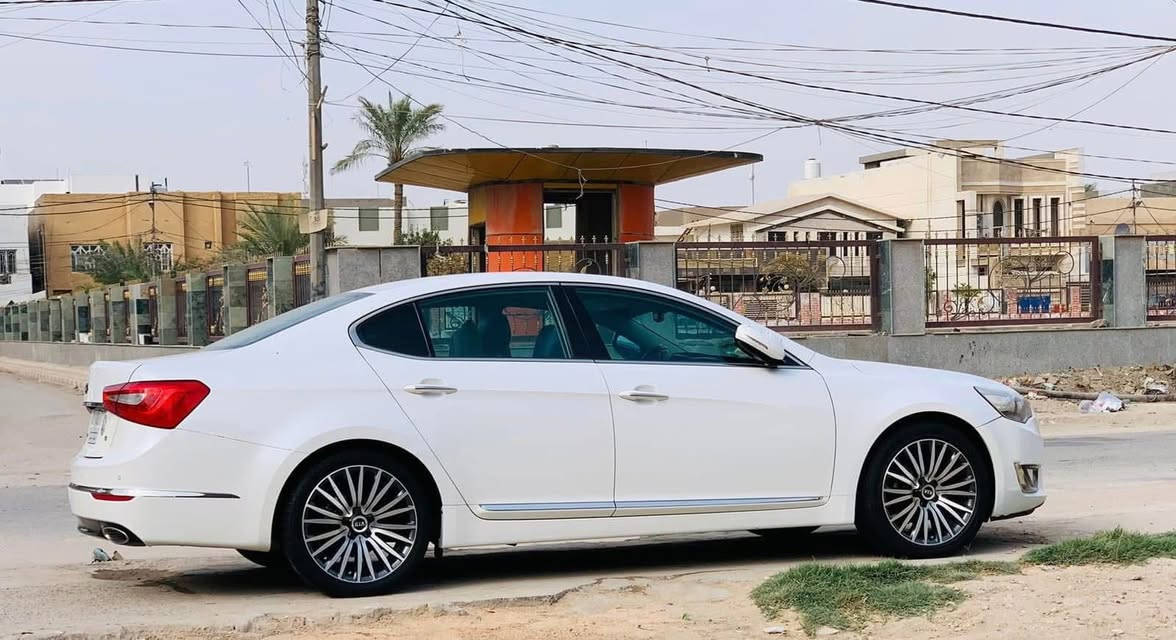 كيا كادينزا خليجي  دوش
موديل 2015 
 السيارة رقم بغداد بأسمي  ماشية 130 الف
بيها ضربة جاملغ امامي ايمن عندي مضروبة 
والمحرك مفتوح بوكالة كيا لغرض تبديل بطل البراد 
وبارد خفيف 
السيارة نظيفه 
المواصفات
بدون بانورما 
محرك 3500 دوش 6 سلندر 
تشغيل بصمة مع بصمة الابواب الامامية ودخول ذكي
نظام ترحيب +نظام راحه عند تشغيل والاطفاء
انارة بالمرايات والابواب الامامية
كاميرا وحساسات خلفية 
حساس ماسحات
بردة خلفية متحركة 
كشنات كهربائية جلد تدفئة 
لوحة تحكم نضام صوت والتبريد لراكب الخلفي
تحكم كامل بالستيرن
شفتات ستيرن رياضي بلادي
الصوت انفنتي 12 سماعة 
مري شفط مع الاشاير + مرايات قلاب ويه R
ويل حجم 19
وباقي مواصفات الكادينزا معروفه
السعر 130
مكاني العمارة 
للإستفسار اتصل ***********
