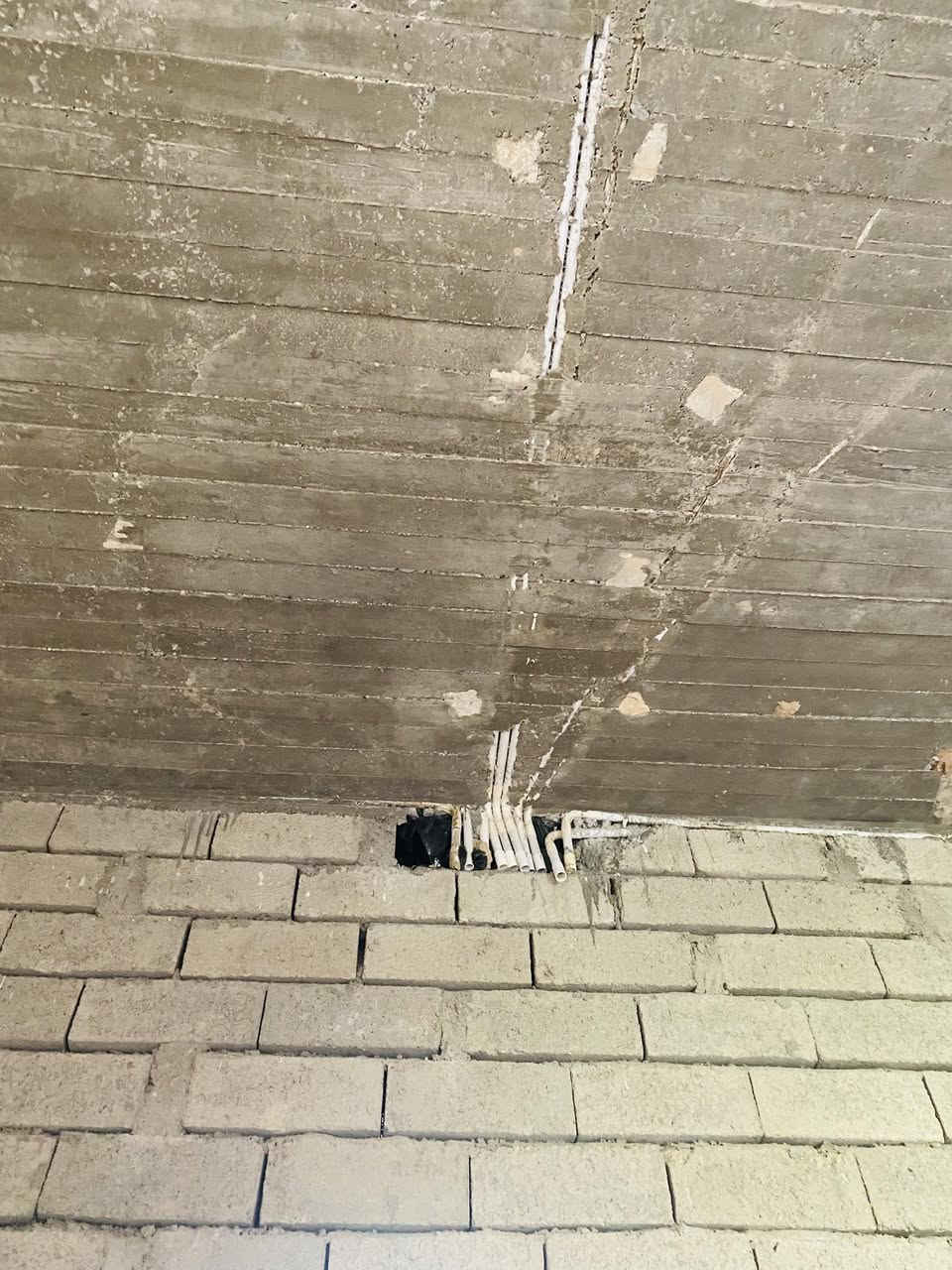 السلام عليكم بيت للبيع المكان القيارة الحاوي الصايلة قرب بستان الطعمه ومشروع تل عبطة

مساحة الأرض الكلي ٦٠٠ متر /مساحه البناء الطابق الأول ٢٤٠ متر /الطابق الثاني ١٤٠ متر /البيت متكون من الطابقين الأول غرفتين وحده منهن بيها حمام وهول موزع وحمام ومطبخ+حراري +مخزن للمونه  وهول كعده وربعه ورا البيت صحيات ///عندك الطابق الثاني هول موزع وغرفتين وحمام  وصحيات خارجيه //ملاحظه البيت بيه بواري تئسيس كهربائي بل صب 

اتصل ***********
