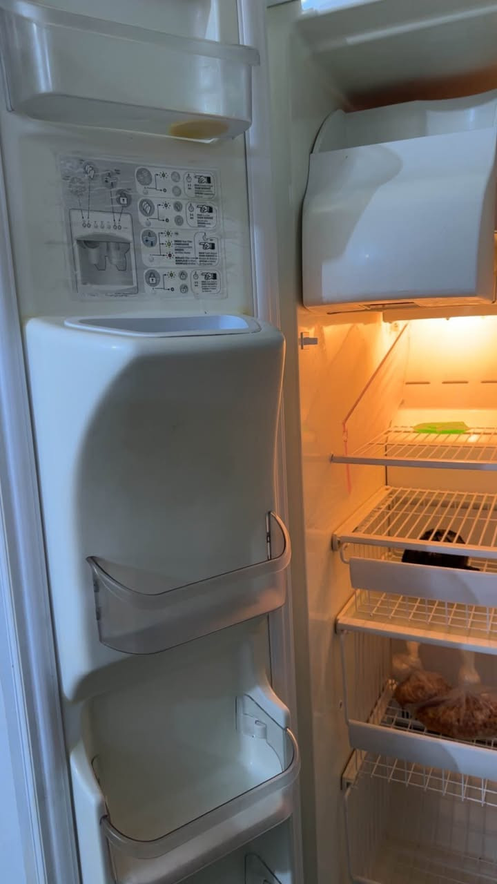 ثلاجة Frigidaire Gallery(2بابين)أمريكيه
الغنية عن التعريف نضيفه جدا كدامكم صور
📌مواصفاتها 
1️⃣تبريد ثلج مضبوط+ تصنع مكعبات ثلج🧊
2️⃣منظومة Pure Source:تحتوي على فلتر ماء وتصفيه داخليه للمي و ثلج والروائح 
3️⃣لوحة تحكم ذكية: تكدر تتحكم بدرجات الحراره بسهوله تحدد الانظمه
4️⃣تصميم راقي: مظهر خارجي فخم يليق لكل مطبخ + مساحة تخزين واسعه
الثلاجة معروفة بقلة أعطالها وموادها القويه

مكاني نجف ناحية الحيره 
للتواصل ***********

#ثلاجة #نجف النجف, العراق
