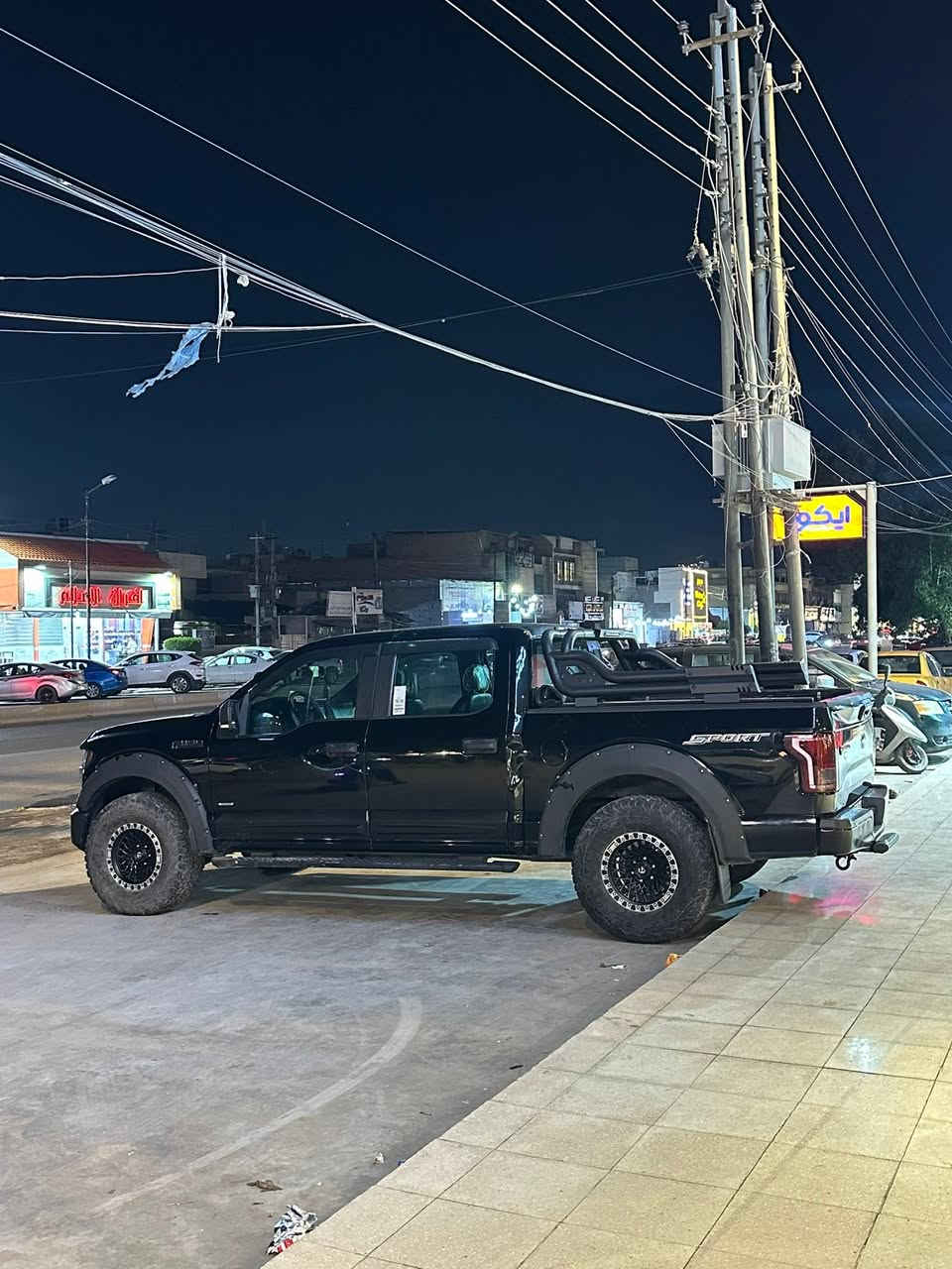 فورد f-150محدث رابتور موديل 2016 تاير وويل جدد سيارة موصفاتها موضحة بالصور شاشة طويلة نقصها نفخات جاملغات جمالية لا اكثر ، ويرادلها سمكرة بسيطة ،مكاني بغداد البياع ***********
