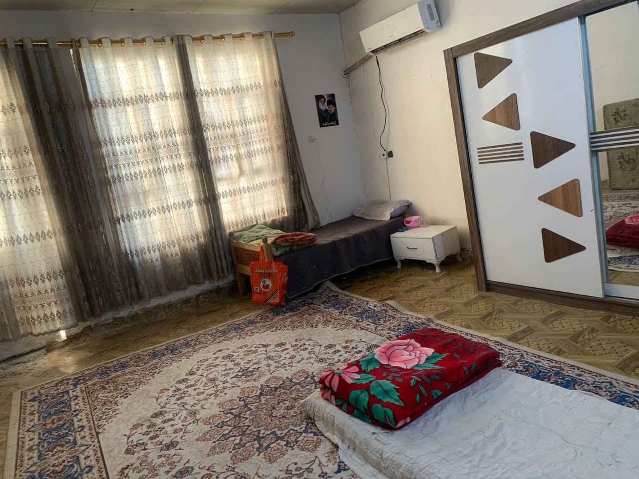 100م حي البساتين حي السلام  المدخل الثاني شارع مبلط الطابق الاول صاله ومطبخ وغرفه مع خدمات صب مسلح  الثاني غرفتين  السقف سندوج السعر67 للاتصال***********
