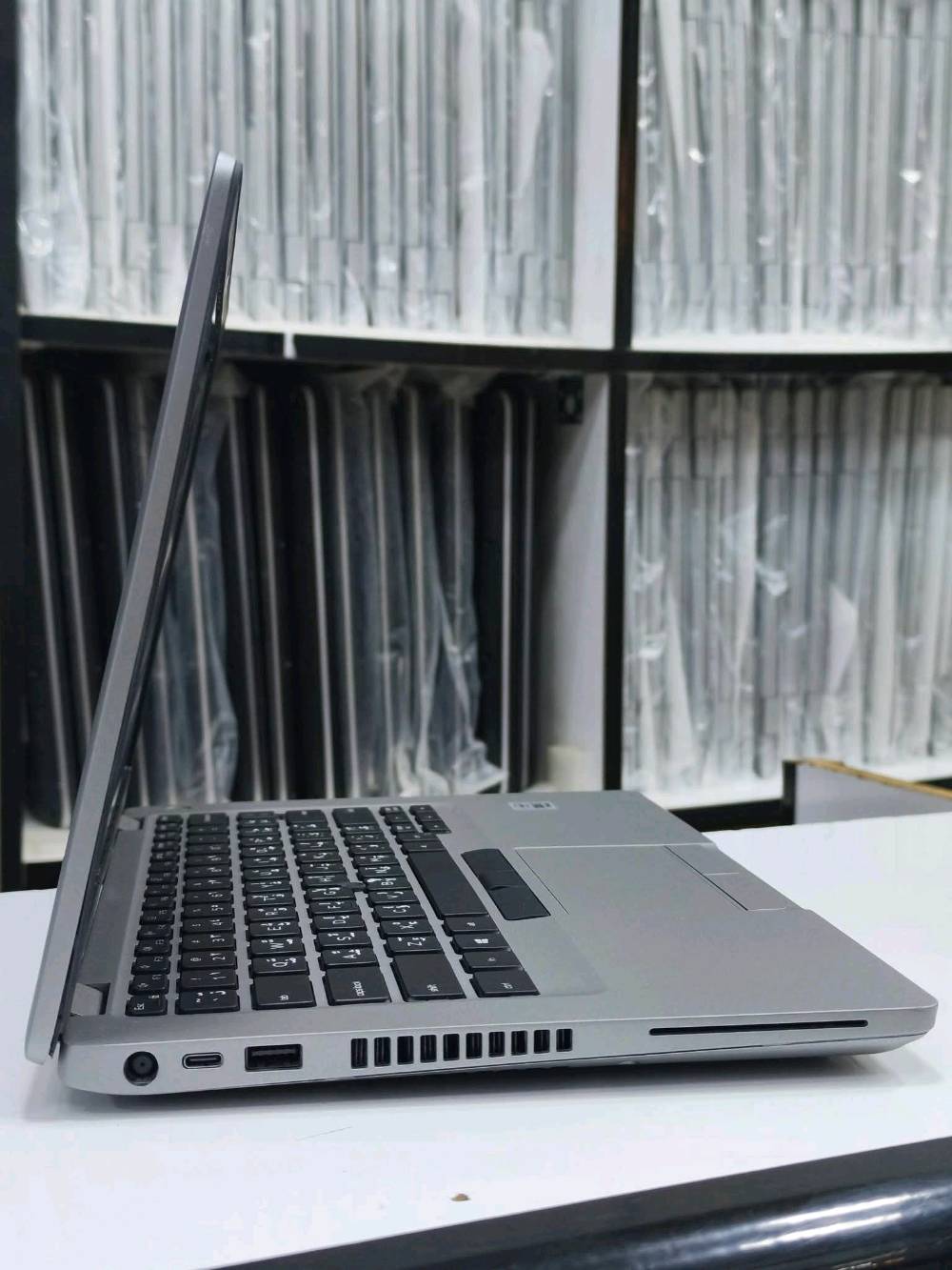 🔥 الأكثر مبيعاً | Dell Latitude 5410 🔥
جهاز عملي قوي من فئة الأعمال (Business Class) مناسب للشغل والدراسة والاستخدام اليومي 💻

📌 المواصفات: • المعالج: Intel Core i5 الجيل العاشر
• الرام: 8GB DDR4 قابلة للتطوير
• الهارد: 256GB SSD M.2 قابل للتطوير
• كارت الشاشة: Intel UHD Graphics (مدمج)
• الشاشة: 14.1 إنج FHD (دقة عالية 1920×1080)
🔋 البطارية: حالة ممتازة وتشغيل جيد مناسب للاستخدام اليومي (حسب الاستعمال) 

✅ نسبة النضافة: 97% - 99%
✅ كيبورد ليزري ضوئي عربي / إنكليزي
✅ بصمة اصبع (finger print) 
✅ ويندوز 10 او 11 برو حسب الطلب
✅ يتوفر فيه شحن تايبسي

🔌 المنافذ الخارجية: • USB 3.2
• USB Type-C / Thunderbolt
• HDMI
• LAN (منفذ شبكة)
• قارئ ذاكرة microSD
• منفذ سماعة 3.5mm

🎯 أفضل استخداماته:
 ✔️ برامج الأوفيس والعمل المكتبي
✔️ الدراسة والتعليم أونلاين
✔️ التصفح والاجتماعات (Zoom / Meet)
✔️ المحاسبة وإدارة الأعمال
✔️ التداول ومتابعة الأسواق مثلال TradingView
✔️ تصميمات خفيفة مثل Adobe Photoshop

✔️ ملحقات كاملة + متوفر توصيل 

🛡️ ضمان 7 أيام استبدال في حال وجود أي مشكلة
🟥الفحص حصراً امام المندوب
💰 السعر شامل التوصيل والملحقات : 315.000 شامل التوصيل و الملحقات

التواصل *********** يوجد وتساب
شنو موديل اللابتوب بالضبط؟ وهل هو Latitude لو Precision لو موديل ثاني؟: 
Dell latitude 5410
شنو مواصفات الجهاز كاملة: المعالج شنو، والرام شكد، والهارد/SSD شكد؟: 
رام 8g ddr4
هارد 256 m.2 
المعالج core i5 الجيل العاشر

حالة البطارية شلون؟ وكم تقريباً تدوم بالشحن؟: 
تدوم 3 ساعات ضمان ساعة 
وين موقعك بالعراق؟ ومنو المدينة/المنطقة حتى أعرف شلون التوصيل أو الاستلام؟: 
بغداد 
الجهاز عليه أي ملاحظات أو عيوب مخفية؟ وبي ضمان أو فحص قبل الشراء؟: 
الفحص امام المندوب حصراً و التوصيل مجاني مع الملحقات