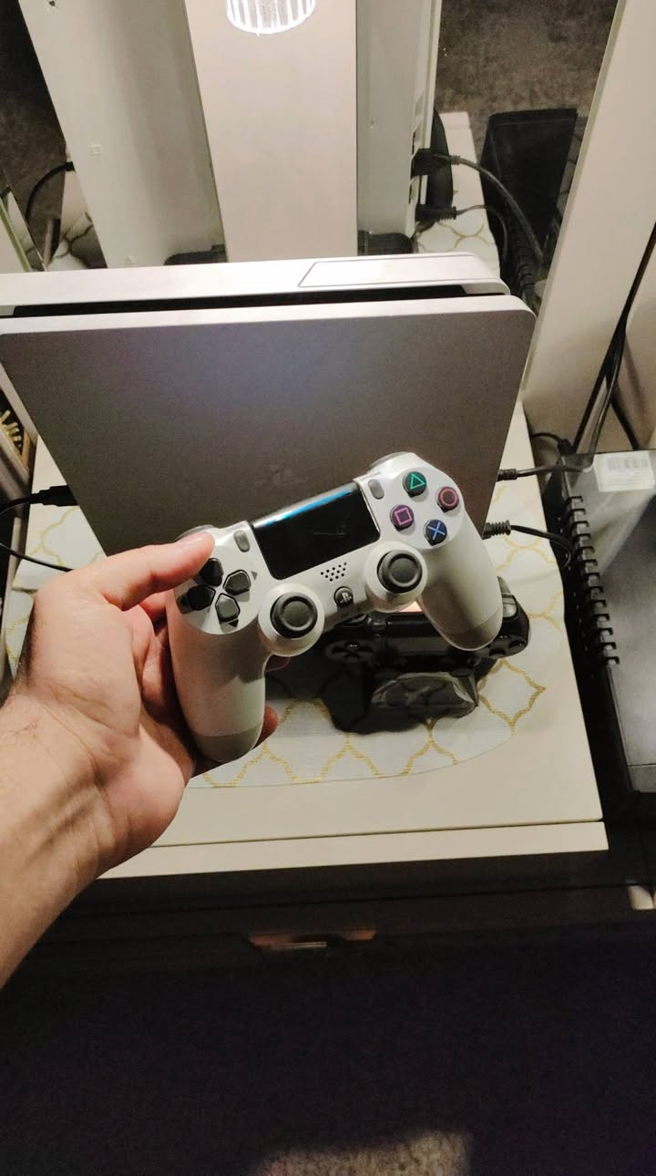 بلي 4 سلم مهكر  نسخة يابانية جديد لوك ستيكر نظافة 100% شرط برغي ما مفتوح مع ups جديد ما مستعمل  حجم 850 وقاعدة مراوح وشحن +جوستك اصلي عدد 2 و الشاشة هم معروضة للبيع سمارت نظام اندرويد شركة باناسونك برامجها كاملة حتة سينمانا مثبتة عليها اليحب يتفضل عالخاص او على الرقم *********** (ملاحظة) ما عندي توصيل التوصيل على المشتري
