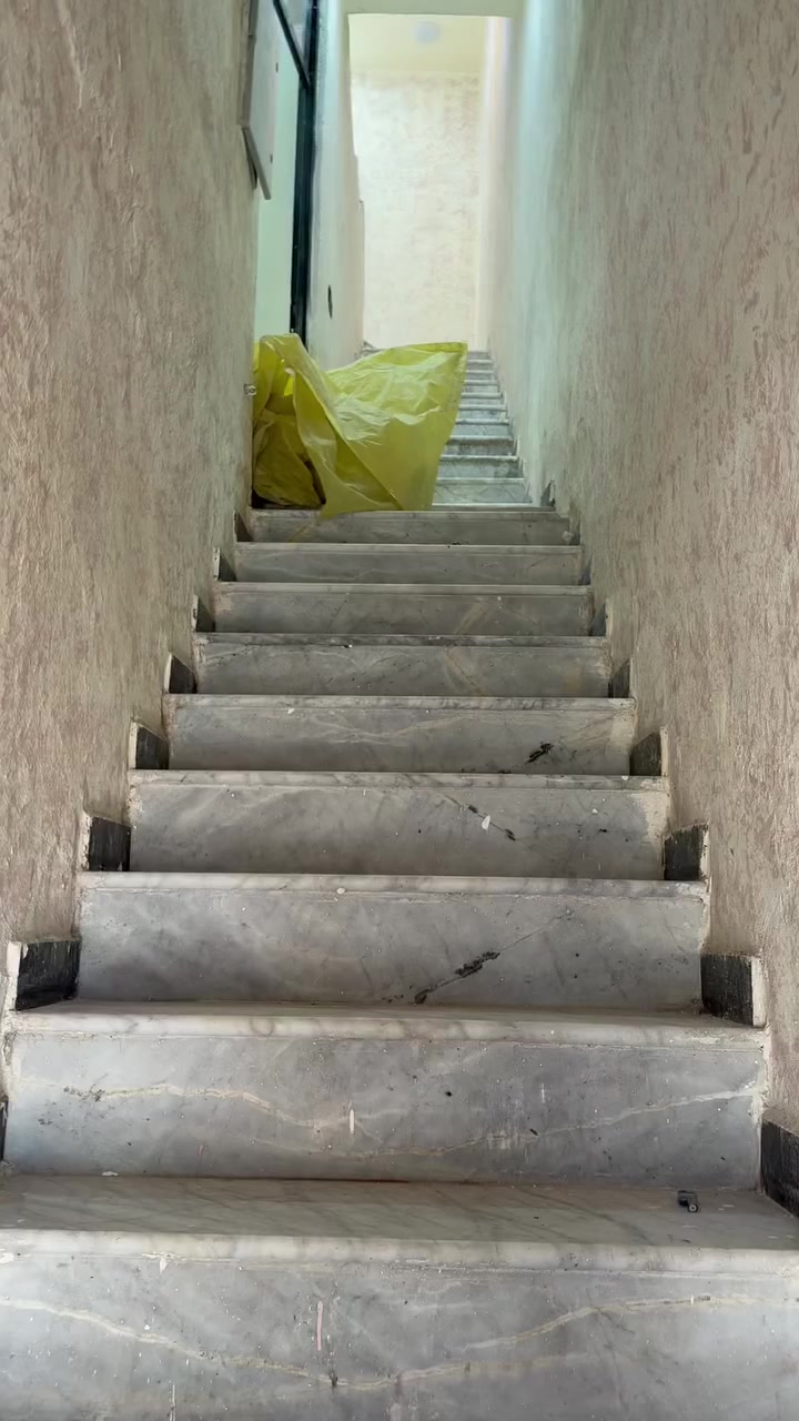 تم تنزيل سعر الايجار حسب طلبكم وتدللون
شقه طابق ثاني بناء حديث واضحه بالفديوا بالكامل

غرفتين وصاله وخدمات 

البياع شارع ١٣ الثالثه 

***********
