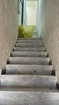 تم تنزيل سعر الايجار حسب طلبكم وتدللون شقه طابق ثاني بناء حديث واضحه ب...