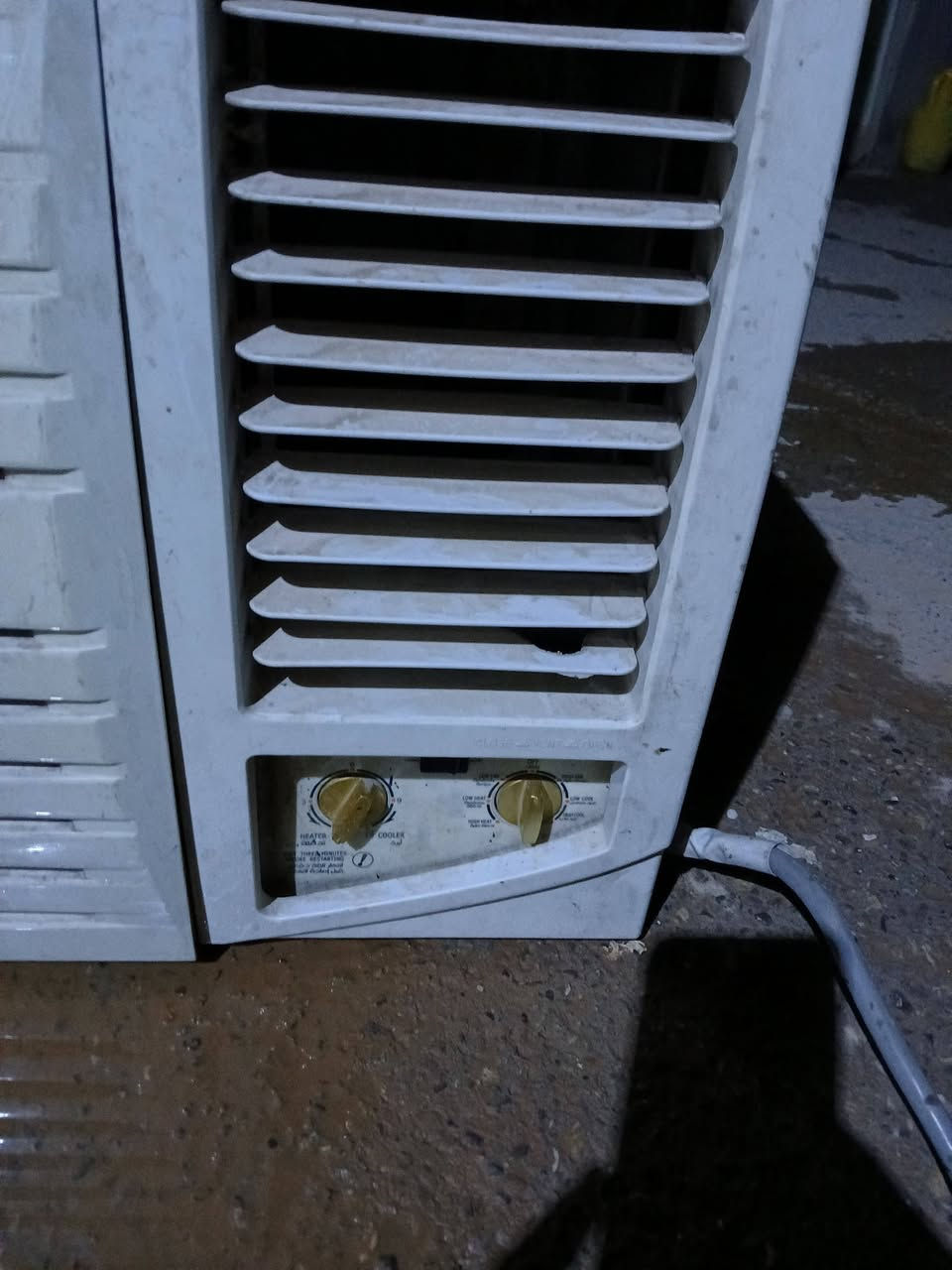 للبيع مبرده ومكيف عاطلات بس نضيفات  العنوان دور صفر ***********

