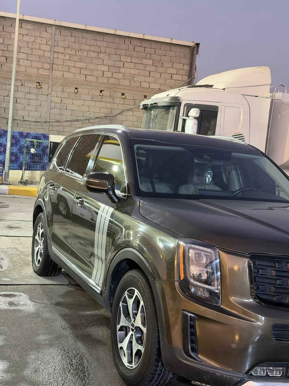 السلام عليكم ورحمة الله وبركاته. .
______________________________________
اسم السيارة:كيا تولرايد. 
زيتوني مميز 
المديل :2022 فول
الضرر: بنيد نفسه وجاملغ مبدال 
رقم ذي قار 
————————————————————————
1-حجم المحرك 6 سلندر 3800. 
2-بصمه ابواب وتشغيل عن بعد. 
3-فتحه سقف 
4-زنون عالي ناصي آصل. 
5-اشاير مري. 
6-الكراسي الامامية كهرباء. 
7-جنطة كهرباء. 
8-حساس امامي خلفي. 
9-كامرة خلفي دوارة. 
10-تحديد مسار. 
11-مانع اجتياز جانبي. 
12-كنترول خلفي منفصل للتبريد. 
13-تحكم مناخي منفصل. 
14-تحكم ستيرن جهيتن. 
15-وضعيات القيادة. 
16-تبريد وتدفئة الكراسي الاماميةو الخلفية 
17-ستائر جانبية
18-شاحن لاسلكي ومنافذ ups كافة المقاعد  
*وباقي الموصفات المعروفة 
السعر مناسب تواصل على ***********
