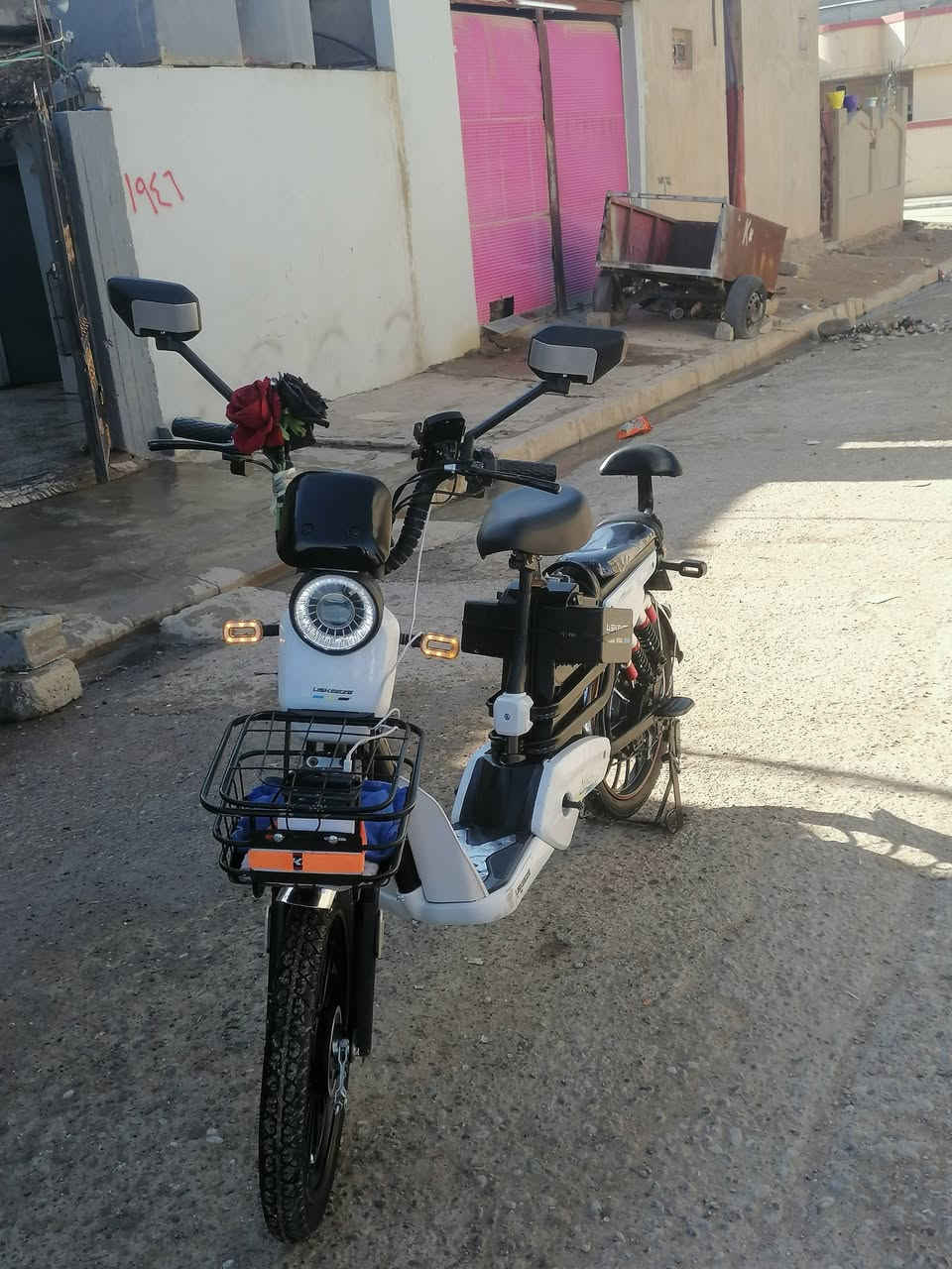 السلام عليكم 
ماطور للبيع خمسه باتري 
جدد تايرات جدد 
نضافه 90/100 حجم 20 حجم الملف 1000واط بريكات +دبل اشاره +لايت زنول+بك لايت دبلات شغال كير4نمرا كماليات الماطور جدد كدام العين  
السعر (350)بي مجال عنوان موصل حي الانتصار  للستفسار ***********
