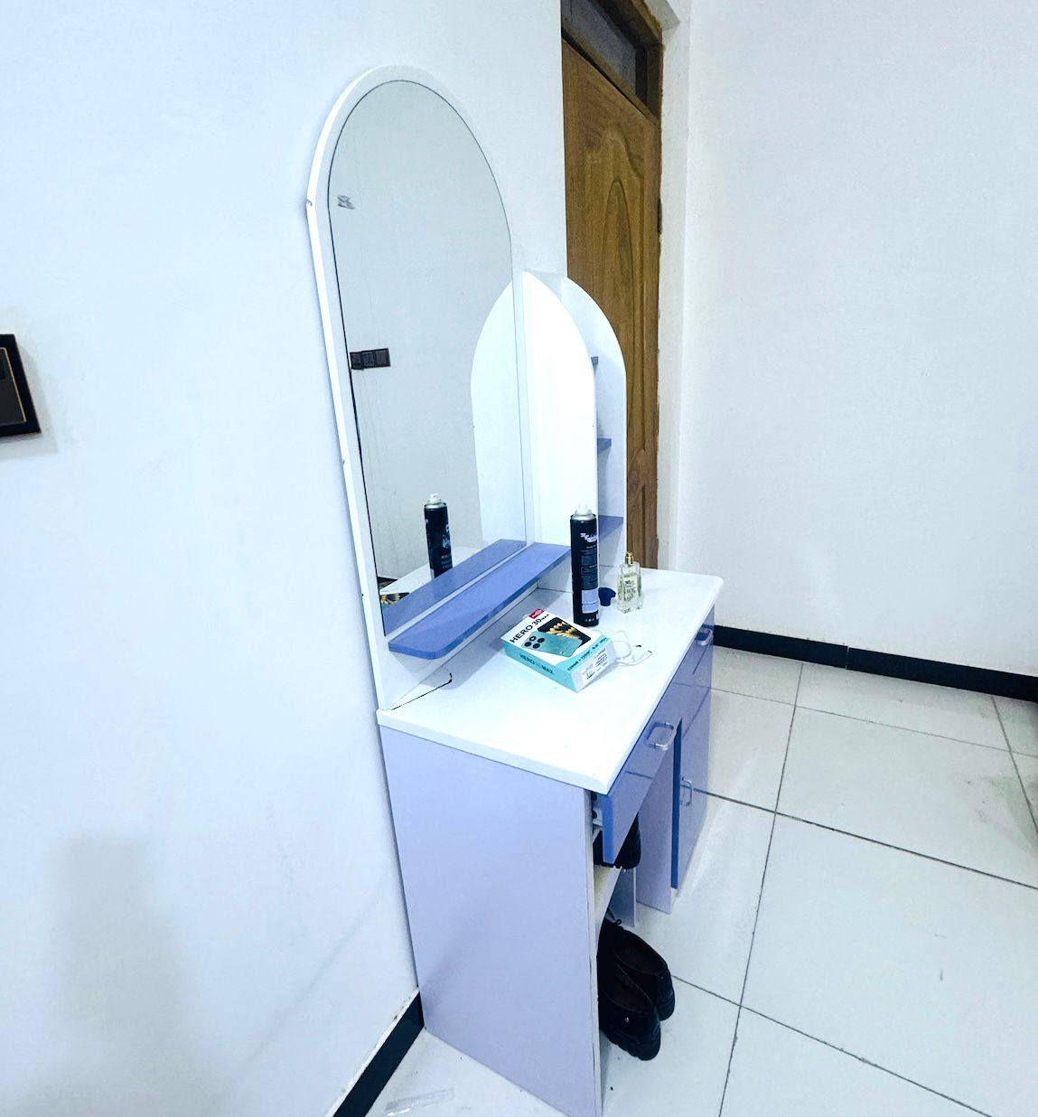 ذني سبلت وجربايه ميز مرايه مستعملات نضيفات للبيع *********** اتصل
