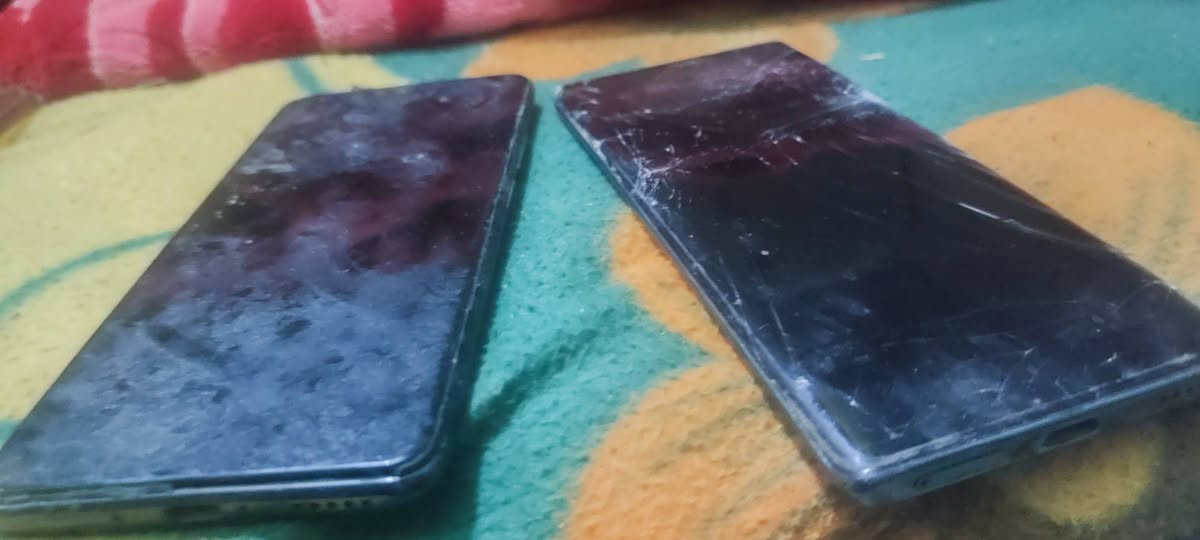 للبيع واحد بوكو اف 3
ضهر مكسور 

والثاني هونر الشاشه مكسوره
رقم الهاتف ***********
