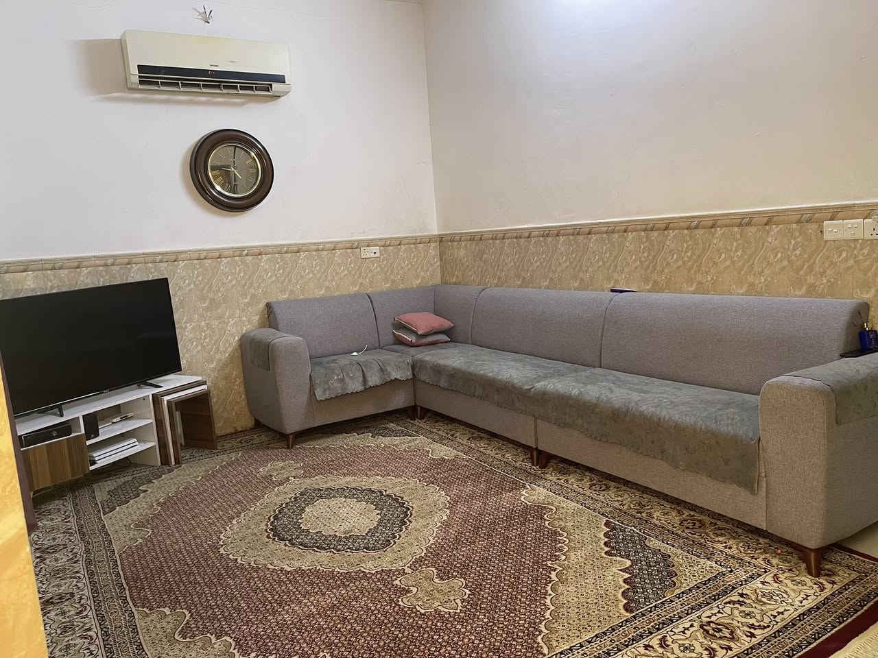 دار للبيع في حي الوفاء 100 متر ركن مربع قرب الشارع الفاصل بين حي الميلاد والوفاء طابق واحد منطقة هادئه وخدمات متكامله السعر 167 وبيه مجال جدا بسيط 
للتواصل ***********
